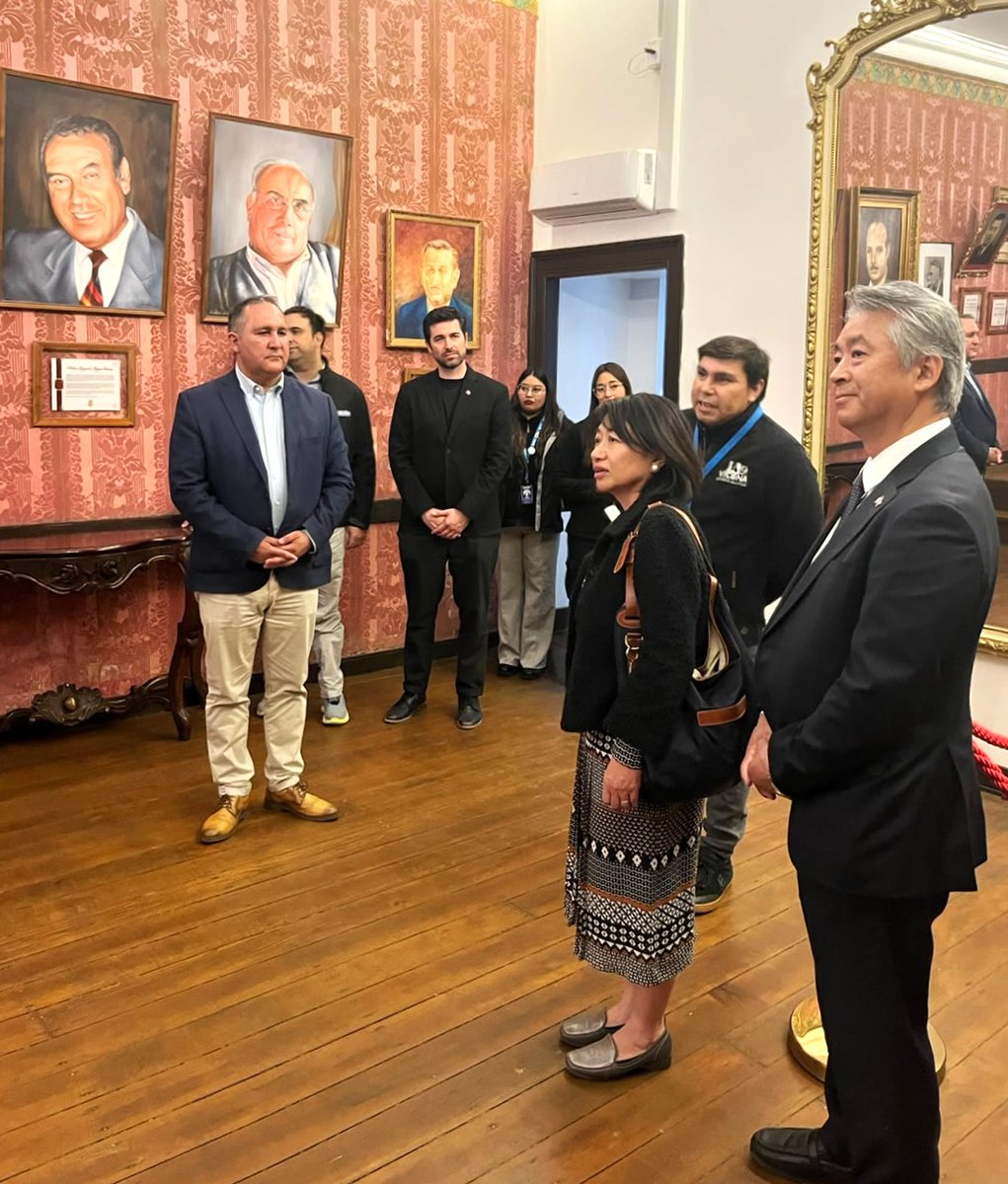 JapanEmb_Chile's tweet photo. ✨ Visita a #Vicuña ✨
☀️ El Embajador Sone 🇯🇵 aprovechó su visita a la región de Coquimbo para visitar la ciudad de Vicuña. 🇨🇱
🙌 El Embajador y su esposa recibieron una cálida bienvenida por parte del Alcalde Aros y su equipo de @MuniVicuna 💖 https://t.co/H0SFYyDRjJ