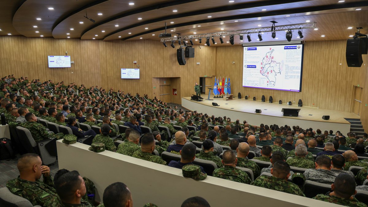 EsdegCol's tweet photo. Liderazgo, ética y responsabilidad del mando fueron los ejes de la Cátedra Institucional liderada por el BG Óscar Leonel Murillo Díaz, Director de la #ESDEG, para fortalecer la formación de los futuros comandantes frente a los retos de la seguridad y defensa nacional.
 #SoyESDEG https://t.co/n5qVUWNapa