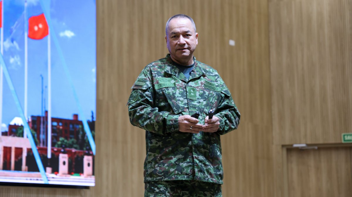 EsdegCol's tweet photo. Liderazgo, ética y responsabilidad del mando fueron los ejes de la Cátedra Institucional liderada por el BG Óscar Leonel Murillo Díaz, Director de la #ESDEG, para fortalecer la formación de los futuros comandantes frente a los retos de la seguridad y defensa nacional.
 #SoyESDEG https://t.co/n5qVUWNapa