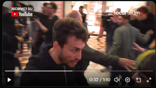 ilgallico50Ac's tweet photo. "adesso ti porto in questura". questo è un poliziotto in borghese, ha assistito all'aggressione del ragazzo da parte del picchiatore e non ha detto una parola. 
#Milano https://t.co/J3WCv4Ma20