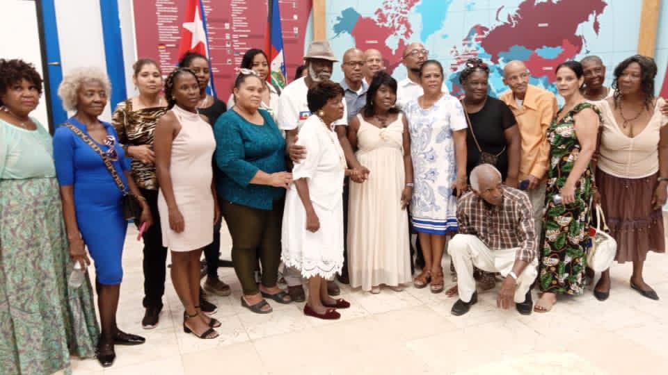 EmbaCuba_Haiti's tweet photo. L'Ambassade de Cuba en Haïti salue les descendants d'Haïtiens à Cuba qui ont récemment organisé une activité à l'occasion du centenaire de la naissance d'Emilio Bárcenas Pierre, courageux fils de descendants haïtiens qui a combattu  pour la libération de Cuba https://t.co/HqhhLTG9mt
