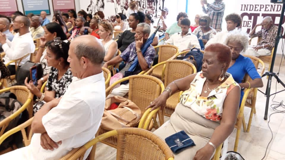 EmbaCuba_Haiti's tweet photo. L'Ambassade de Cuba en Haïti salue les descendants d'Haïtiens à Cuba qui ont récemment organisé une activité à l'occasion du centenaire de la naissance d'Emilio Bárcenas Pierre, courageux fils de descendants haïtiens qui a combattu  pour la libération de Cuba https://t.co/HqhhLTG9mt