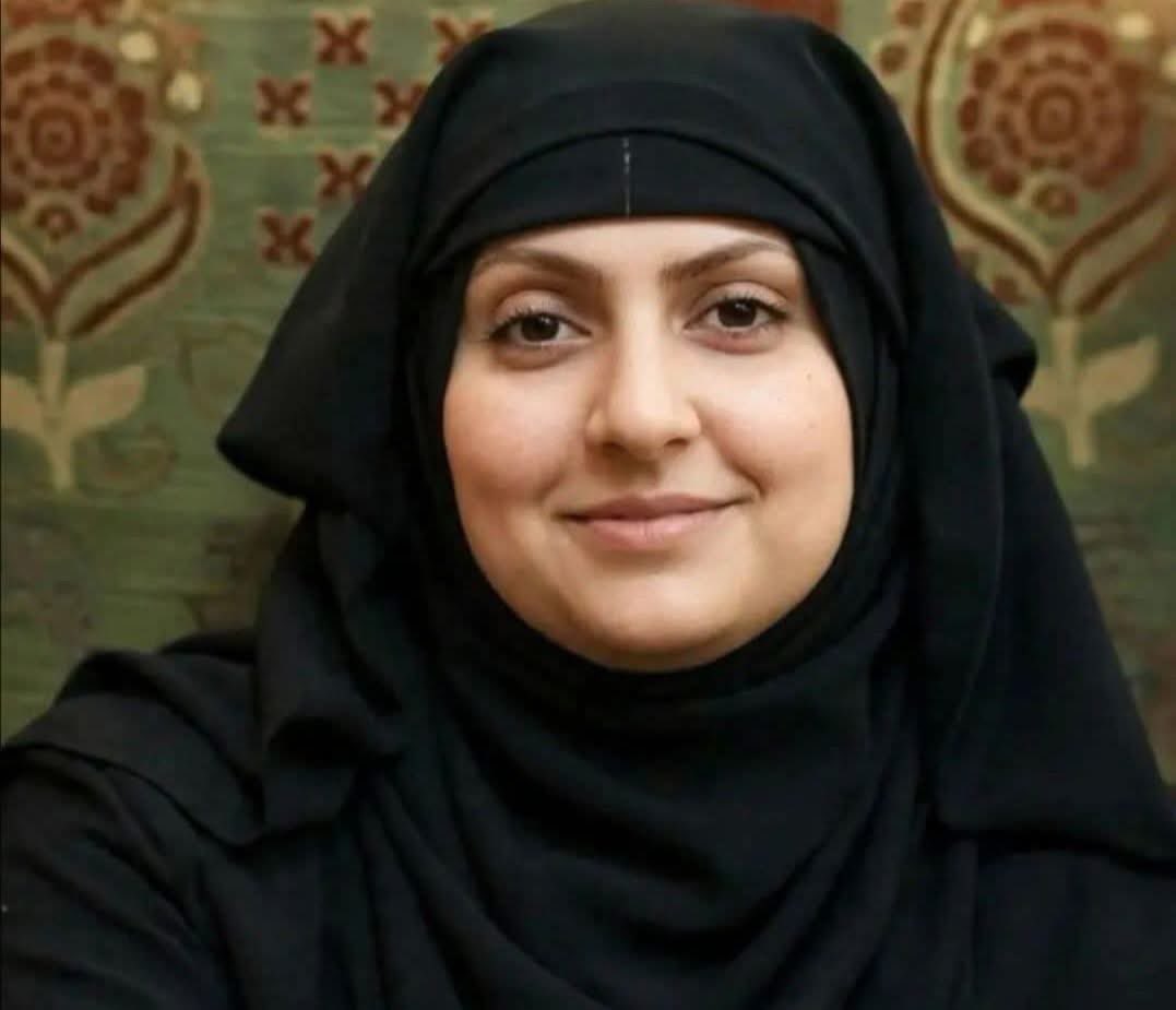 bedewi110's tweet photo. اللي في الصورة الأستاذة المسيحية سابقاً هبة نصر ميخائيل تقول لما رحت الأزهر الشريف لقيت الشيخ بيقول لي ايه سبب دخولك الإسلام قلت له حبيت الإسلام جداً لقيت الشيخ بيقول على فكرة المسيحية دين جميل جداً فرديت على الشيخ وقلت له بس انا حبيت الإسلام قال لي طب لو في مشاكل زوجية نقدر نحلها قلت له لا انا حضرتك حبيت الإسلام قال لي لو في مشاكل مادية احنا تحت أمرك أما لو في مشاكل قانونية بردو احنا تحت أمرك رديت عليه في كل مرة أقول له لا ما فيش أي مشاكل من دي انا بحثت عن الإسلام وحبيته وبعد ما نطقت الشهادة  سالت الشيخ سؤال لحد ما الشهادة تخرج  وسألته على ان انا ما كنتش مقتنعه إن المسيح هو الله  ولا بالافكار ولا بالكلام ده نهائي  فلقيت الشيخ بيقول لي معاكي موبايل فقلت له ايوه قال لي هاتيه كده فخد مني الموبايل وقال لي على فكرة الموبايل ده هيكون شركة بيني وبينك تقبلي بكده قلت له لا طبعاً قال لي طب معاكي فلوس خد مني الفلوس وقال لي ايه رايك إن الفلوس دي تكون شركة بيني وبينك تقبلي بكده فرديت وقلت لا طبعاً فقال لي طب اسمعي يا هبة ربنا سبحانه وتعالى بيقول إيه:

"ضَرَبَ لَكُم مَّثَلًا مِّنْ أَنفُسِكُمْ ۖ هَل لَّكُم مِّن مَّا مَلَكَتْ أَيْمَانُكُم مِّن شُرَكَاءَ فِي مَا رَزَقْنَاكُمْ فَأَنتُمْ فِيهِ سَوَاءٌ تَخَافُونَهُمْ كَخِيفَتِكُمْ أَنفُسَكُمْ ۚ كَذَلِكَ نُفَصِّلُ الْآيَاتِ لِقَوْمٍ يَعْقِلُونَ"
(سورة الروم: 28).

شوفي ربنا بيقول لك إيه .. زي ما أنتِي يا هبة مستحيل تقبلي إن حد يشاركك في موبايلك أو فلوسك وتعتبريها ملكية خاصة بحتة، فما بالك بربنا سبحانه وتعالى الخالق الرازق المالك لكل الكون..
 هل في إنسان أو إنسانة عندهم عقل يجعلوا مع الله شريكاً في ملكه وخلقه..
 وهو المنعم بكل شيء ؟
وهو الذي خلق السماوات والأرض وما بينهما وما تحت الثرى, المدبر لأمور العباد، القادر على كل شيء، المنزه عن كل نقص أو شريك!
فقلت له : اخر سؤال عاوزه اعرف من هو ربنا في الإسلام ؟

فقال لي الشيخ :
 
هو الله الذي يعلم خائنة الأعين وما تخفي الصدور، ويعلم ما كان، وما يكون، وما سيكون، وما لم يكن لو كان كيف يكون.

هو الله.. القاهر فوق عباده، القادر الذي لا يقدر عليه أحد، المالك الذي لا يُنازع في ملكه وسلطانه، يعز بفضله وطاعته من يشاء، ويذل بعدله ومعصيته من يشاء، بيده الخير، بيده الملك، وهو على كل شيء قدير.

هو الله.. الذي يعلم ما في البر والبحر، وما تسقط من ورقة في شجرة إلا يعلمها، ولا حبة في ظلمات الأرض ولا رطب ولا يابس إلا في كتاب مبين، يعلم مثاقيل الجبال، ومكاييل البحار، وعدد قطرات الأمطار.

هو الله.. الذي يرفع إليه عمل الليل قبل عمل النهار، وعمل النهار قبل عمل الليل، حجابه النور، لو كشفه لأحرقت سُبُحاتُ وجهه ما انتهى إليه بصره من خلقه.

هو الله.. الذي يرى دبيب النملة السمراء، على الصخرة الصماء، في الليلة الظلماء، يسمع حركتها، ويعلم مستقرها ومستودعها، ويرزقها في جوف الصخر ولا ينساها، فكيف ينساكِي وأنتِي أَمَتُه التي عادت إليه ووحدت باسمه؟

أحمدي ربنا واشكري فضله يا هبة، وقولي  ورددي:

أشهد أن لا إله إلا الله، وأشهد أن سيدنا محمد رسول الله.

وبعد ذلك رددت ورا الشيخ
 والحمد لله على نعمة الإسلام

منقول