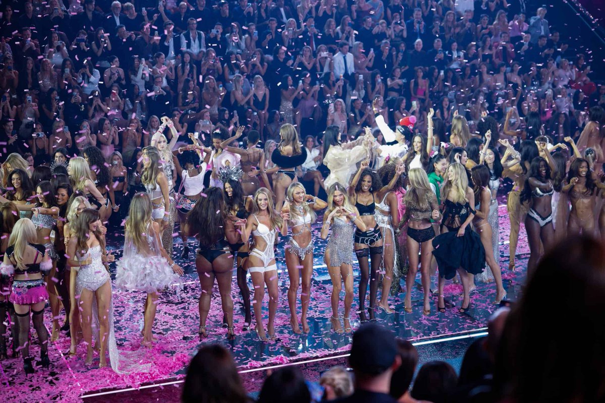 DailyFrontRow's tweet photo. Everyone Who Sat Front Row at The Victoria's Secret Fashion Show 2026  https://t.co/gZlQ2Tys6a https://t.co/9nRyFqLY6A