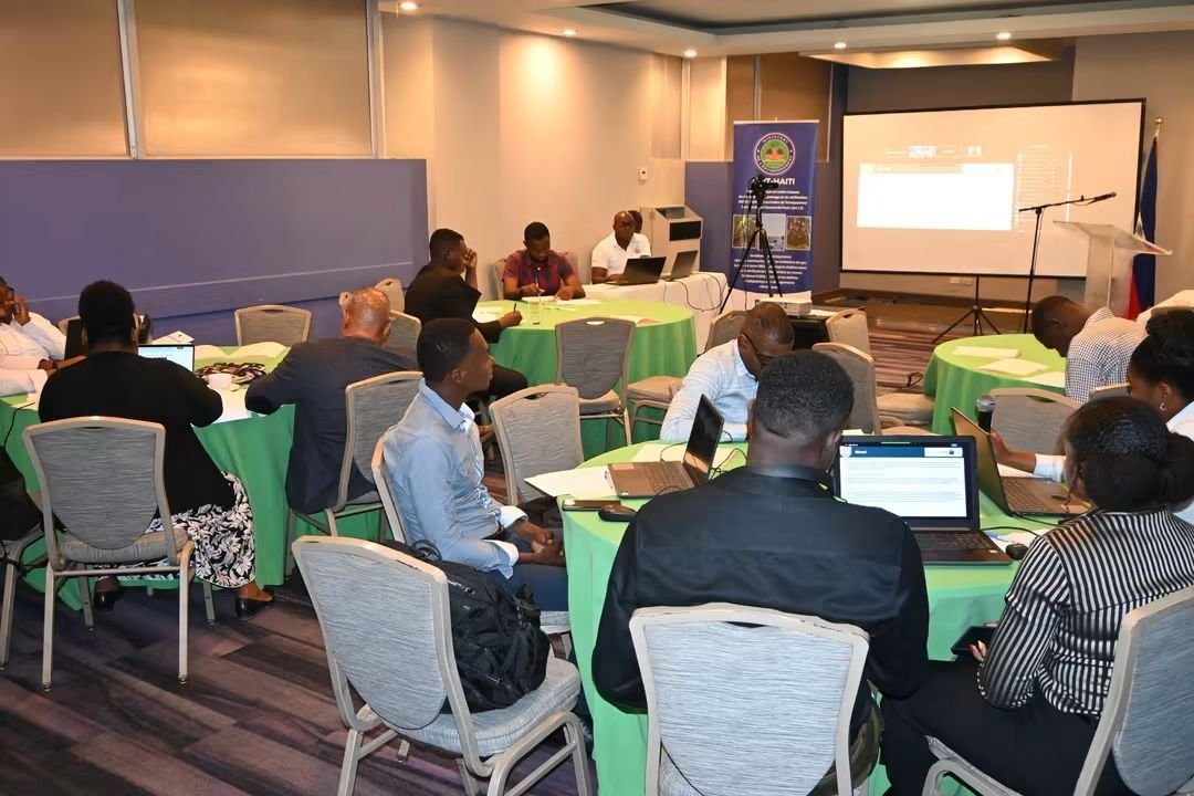 AlterNewsOnline's tweet photo. 🔴 Le ministère de l’Environnement (#MdE), avec l’appui de l’Initiative pour la transparence de l’action climatique (#ICAT), a organisé, le 15 octobre à l’hôtel Kinam, un atelier de validation du Guide pour la transparence de l’action climatique. Cette initiative vise à renforcer le suivi et l’évaluation des actions climatiques en Haïti, à améliorer la collecte et la gestion des données et à favoriser la coordination entre les institutions concernées. Elle s’inscrit dans la mise en œuvre de l’Accord de Paris et dans la préparation de la troisième version de la Contribution déterminée au niveau national (CDN 3.0). À travers ce guide, le ministère entend promouvoir une gouvernance climatique plus transparente, fondée sur des données fiables et des résultats mesurables. #AlterNews