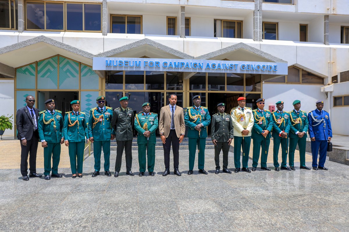 IntekoyUmuco's tweet photo. Twishimiye kwakira Umugaba w’Ingabo z'Igihugu cya  Nigeriya zirwanira ku Butaka, Lieutenant General Waidi Shaibu, n'itsinda ry'abashyitsi ayoboye mu ruzinduko barimo mu Rwanda, basuye Ingoro y'Urugamba rwo guhagarika Jenoside. 

General Waidi yashimye ubutwari bw'Ingabo zahoze ari iza RPA cyane cyane ingabo 600 zari muri CND uko zihagazeho, zikarwana n'umwanzi wabarushaga umubare n'ibikoresho ndetse n'uko bakomeje kurwana kugeza RPA ihagaritse Jenoside yakorewe Abatutsi.