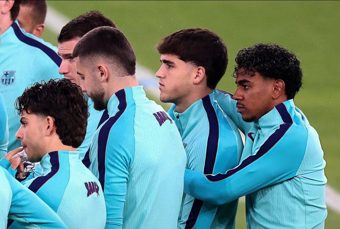 o6mo_'s tweet photo. راسمالي ذكريات وحلم ويامال وفوز ❤️💙 https://t.co/ySAouW9GE1