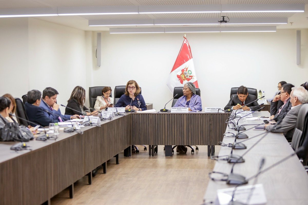 MimpPeru's tweet photo. #NotaDePrensa | La ministra de la Mujer y Poblaciones Vulnerables, Mara Seminario, presentó ante la Comisión en Asuntos de Salud, Educación, Cultura, Mujer y Desarrollo Social y Digital del Senado de la República, los principales avances impulsados por su sector durante su gestión, orientados a mejorar los servicios de protección y cuidado dirigidos a las poblaciones más vulnerables. 🤝

📍 La titular del MIMP destacó que ha supervisado los servicios en nueve regiones del país, con el fin de mejorar la eficiencia de la gestión y responder de manera oportuna a las necesidades de quienes más lo necesitan.

🛡️ Asimismo, presentó la propuesta del MIMP para mejorar la respuesta frente a la violencia en Condorcanqui, Amazonas; y las medidas de prevención ante el Fenómeno del Niño, que buscan garantizar la continuidad de los servicios y salvaguardar la integridad de los niños y adolescentes que residen en los Centros de Acogida Residencial.

#ProtegerATiempo #CuidarConDignidad #GenerarAutonomía