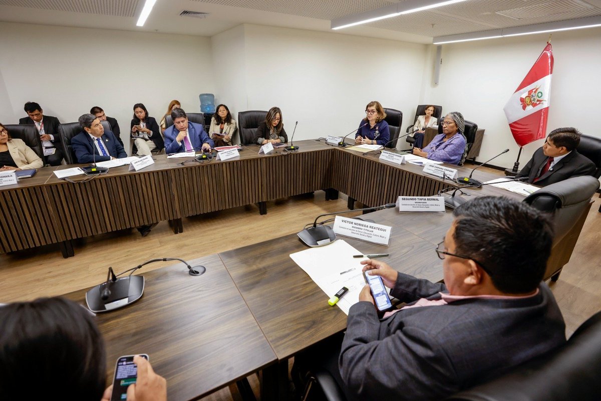 MimpPeru's tweet photo. #NotaDePrensa | La ministra de la Mujer y Poblaciones Vulnerables, Mara Seminario, presentó ante la Comisión en Asuntos de Salud, Educación, Cultura, Mujer y Desarrollo Social y Digital del Senado de la República, los principales avances impulsados por su sector durante su gestión, orientados a mejorar los servicios de protección y cuidado dirigidos a las poblaciones más vulnerables. 🤝

📍 La titular del MIMP destacó que ha supervisado los servicios en nueve regiones del país, con el fin de mejorar la eficiencia de la gestión y responder de manera oportuna a las necesidades de quienes más lo necesitan.

🛡️ Asimismo, presentó la propuesta del MIMP para mejorar la respuesta frente a la violencia en Condorcanqui, Amazonas; y las medidas de prevención ante el Fenómeno del Niño, que buscan garantizar la continuidad de los servicios y salvaguardar la integridad de los niños y adolescentes que residen en los Centros de Acogida Residencial.

#ProtegerATiempo #CuidarConDignidad #GenerarAutonomía