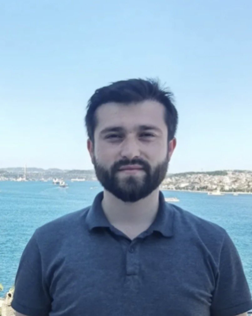 musademirr2121's tweet photo. Bu kadar mütevazı, güzel insanlara yapılanları aklım almıyor!  Yada bu zülmü yapanlar kendilerini akıllımı zannediyorlar.Hiçbir suça bulaşmadığını bildiğimiz insanları, sırf “Allah’ın dünyasında Allah’ın dediği olmalı” dedikleri için ailelerinden ve sevdiklerinden uzak cezaevlerine göndermek nasıl bir adalettir? İnsanları zindanlara atmakla kalmayıp ailelerini de hasrete mahkûm etmek hangi vicdana sığar? Bu zulmü reva görenler hiç mi Allah’tan korkmaz, hiç mi adaleti düşünmez? Unutulmasın ki adaletin olmadığı yerde zulüm büyür, mazlumun ahı ise yerde kalmaz!
#İzzetDaş #AbdulkadirParlak #AlparslanKuytul #FurkanVakfı #Adaletİstiyoruz