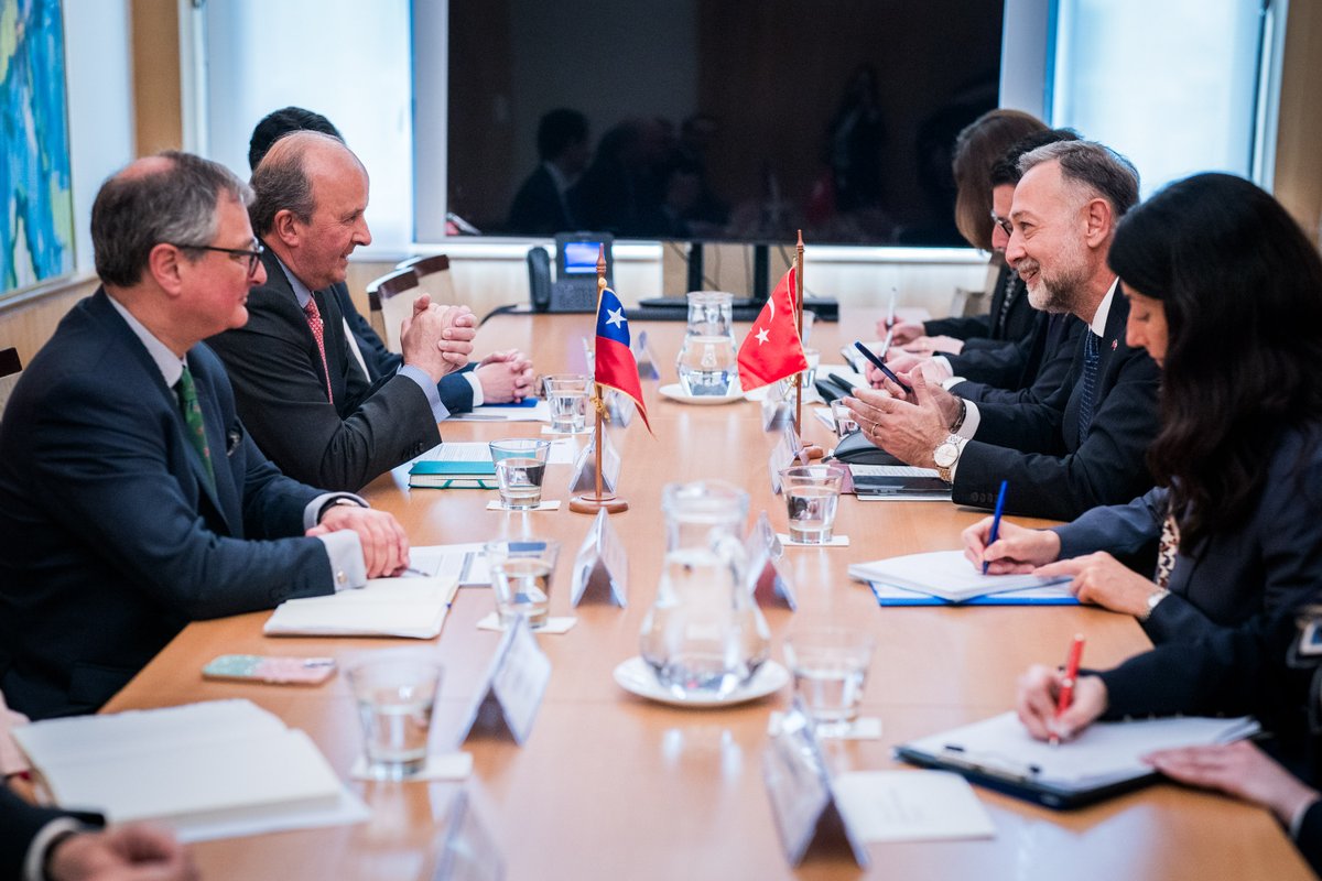 Minrel_Chile's tweet photo. El canciller (s) Patricio Torres se reunió con el viceministro de RREE de Türkiye, Zeki Levent Gümrükçü, quien se encuentra de visita en Chile en el marco de la conmemoración del centenario de las relaciones diplomáticas entre ambos países, que se celebra este año. 🇨🇱🇹🇷 https://t.co/8t0QY5H8SD