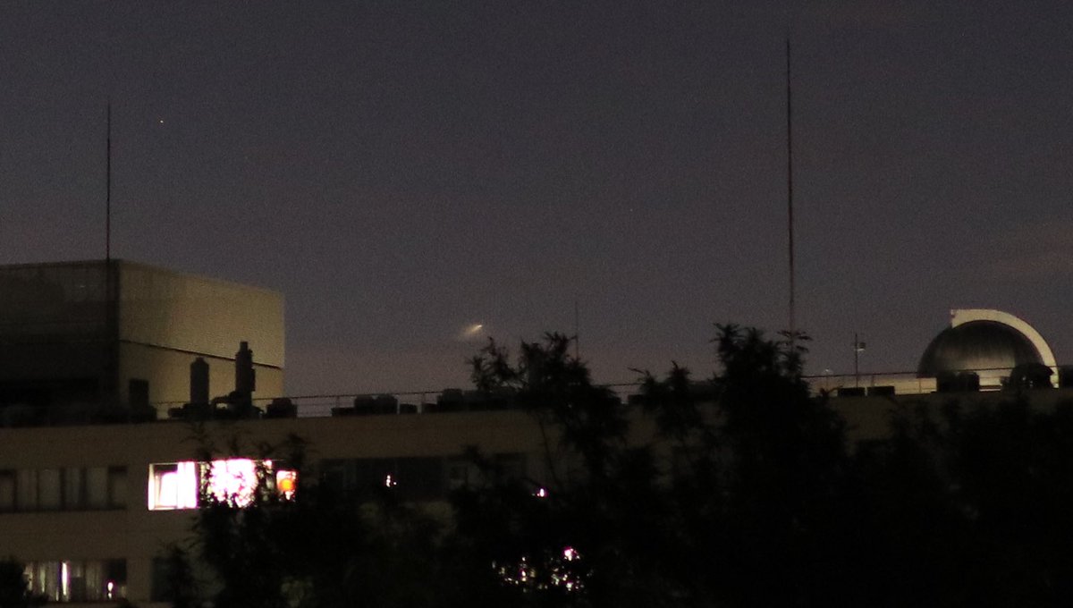 scm_sagapon's tweet photo. 博物館屋上から夜明け前の空に輝く #MMX （#H3ロケット10号機）と #JAXA宇宙科学研究所 を一緒に撮影できました！
#博物館 では打ち上げPVにご参加いただいた #プラネタリウム の定員を大幅に上回るたくさんの方々と一緒に打ち上げを見守りました。MMXいってらっしゃい！！
#火星衛星探査計画MMX https://t.co/UImQEN9c1u