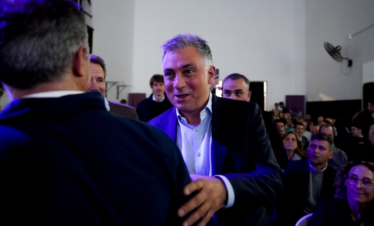 SPareja_'s tweet photo. Hoy compartimos en Avellaneda el Primer Encuentro Provincial de Concejales de La Libertad Avanza, junto a más de 400 concejales de toda la provincia de Buenos Aires.

Seguimos potenciando el trabajo que realizan en cada municipio a través de espacios como el de hoy, que nos permiten reafirmar el compromiso y la coordinación que nuestros votantes merecen. Tenemos que profundizar este camino para que nuestros concejales se consoliden como referentes en sus distritos, formando parte de un proyecto que nos trasciende individualmente.

Nuestro objetivo es seguir fortaleciendo La Libertad Avanza en cada distrito para llegar a gobernarlos y dejar atrás, de una vez por todas, al kirchnerismo.