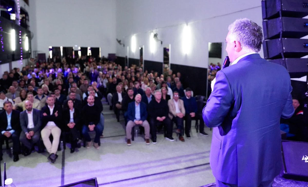 SPareja_'s tweet photo. Hoy compartimos en Avellaneda el Primer Encuentro Provincial de Concejales de La Libertad Avanza, junto a más de 400 concejales de toda la provincia de Buenos Aires.

Seguimos potenciando el trabajo que realizan en cada municipio a través de espacios como el de hoy, que nos permiten reafirmar el compromiso y la coordinación que nuestros votantes merecen. Tenemos que profundizar este camino para que nuestros concejales se consoliden como referentes en sus distritos, formando parte de un proyecto que nos trasciende individualmente.

Nuestro objetivo es seguir fortaleciendo La Libertad Avanza en cada distrito para llegar a gobernarlos y dejar atrás, de una vez por todas, al kirchnerismo.