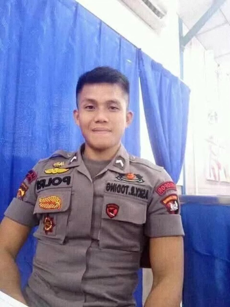 Uniliswara0's tweet photo. AROGAN! Ajudan gubernur kaltim senggol mahasiswa GMNI saat demo Karhutla!

Ini yang punya mandau terbang gak pengen mengeksekusi babi TODING kah? https://t.co/eEcGEcshKW