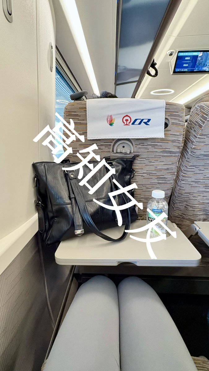adavlv's tweet photo. 和导师出差中 
前两天比较忙，没有看私信
#女大学生 #研究生 #反差感 https://t.co/pWImyQqXBy