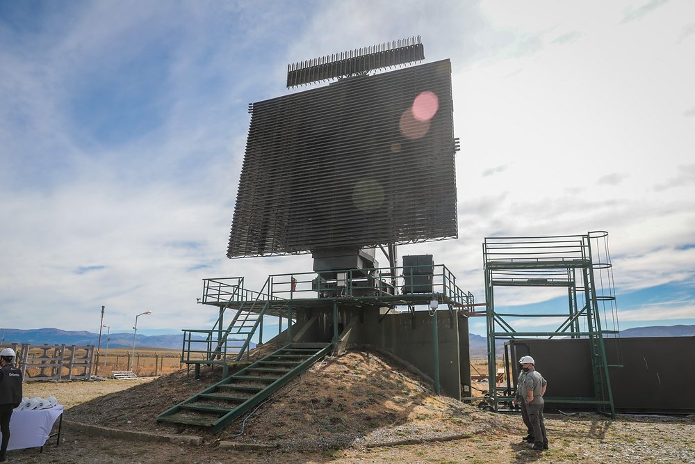 TobiasPrez2's tweet photo. Se desmonta el Radar de Rio Grande en el que operaba un RPA-170M, será reemplazado por un Radar de Largo Alcance RPA-240T, que será instalado entre Octubre u Noviembre, aumentando el control del espacio el aéreo del Atlántico Sur de la Fuerza Aérea Argentina 🇦🇷👀📡

Los vemos 😚 https://t.co/JEMhZOJB7c