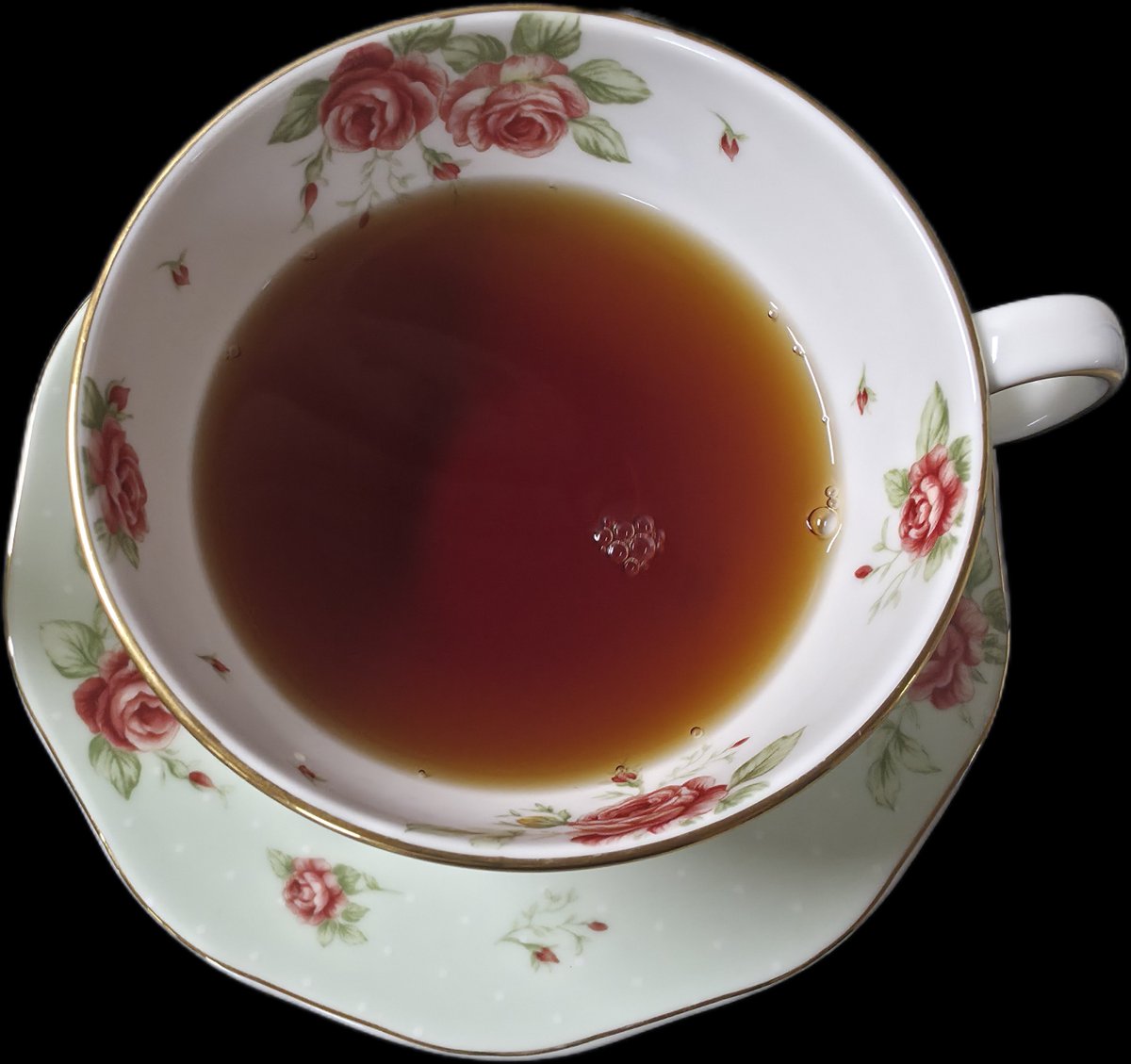 teatimeforlife's tweet photo. #차한잔_티타임
Barry's tea - Gold Blend (밀크티)

시원한 날이 계속되고 있습니다.
따뜻한 밀크티의 계절이에요!

이런 계절에 바로 떠오르는 밀크티용 홍차로 피지팁스, 요크셔레드와 골드 등이 있는데 오늘은 그 중 바리스 티의 골드 블렌드를 골랐습니다.
요크셔 레드와 골드는 국내 쇼핑몰에서 쉽게 구할수 있고, 바리스 티는 아이허브에서 살 수 있어요.
타래로 링크 걸어두겠습니다.
참고로 아일랜드 브랜드 홍차예요.

골드 블렌드는 르완다, 케냐, 아삼(인도) 찻잎으로 만들어진 블렌드인데 CTC 공법으로 만들어져서 진하게 우러나요.
CTC 홍차는 찻잎을 잘게 부수고(Crush), 찢고(Tear), 둥글게 말아(Curl) 가공한 홍차입니다.
그래서 진하게 잘 우러나고 밀크티로도 잘 맞습니다.

5g에 5분 진하게 우려서 기호에 따라 설탕을 넣고 우유까지 넣으면 고소하면서 바디감이 좋은 밀크티가 완성됩니다.
수색까지 진짜 제대로 된 밀크티라는 느낌이예요ㅋㅋㅋ

티팟 하나 가득 우려서 따뜻하게 마시니 기분 좋네요.
오늘도 파이팅입니다🫖