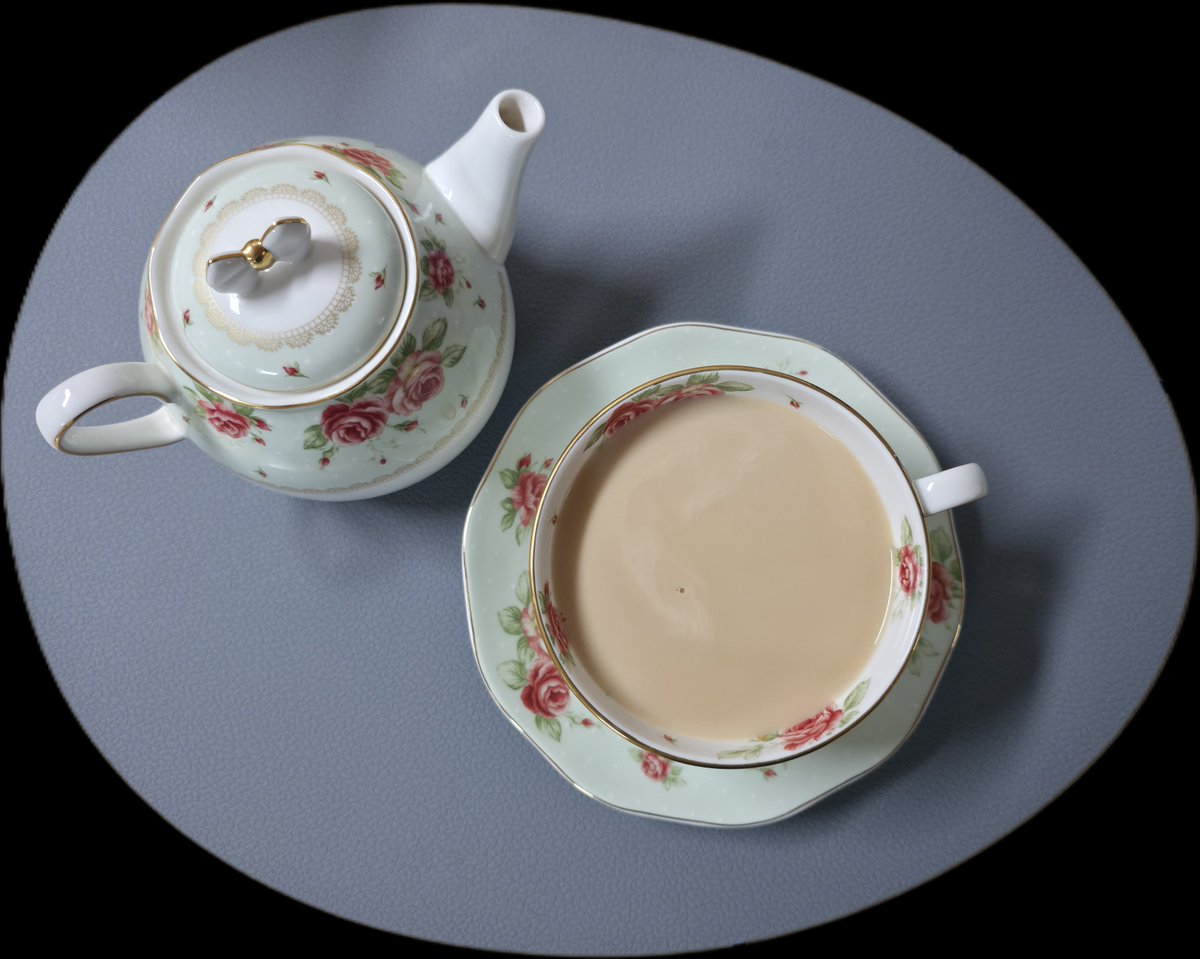 teatimeforlife's tweet photo. #차한잔_티타임
Barry's tea - Gold Blend (밀크티)

시원한 날이 계속되고 있습니다.
따뜻한 밀크티의 계절이에요!

이런 계절에 바로 떠오르는 밀크티용 홍차로 피지팁스, 요크셔레드와 골드 등이 있는데 오늘은 그 중 바리스 티의 골드 블렌드를 골랐습니다.
요크셔 레드와 골드는 국내 쇼핑몰에서 쉽게 구할수 있고, 바리스 티는 아이허브에서 살 수 있어요.
타래로 링크 걸어두겠습니다.
참고로 아일랜드 브랜드 홍차예요.

골드 블렌드는 르완다, 케냐, 아삼(인도) 찻잎으로 만들어진 블렌드인데 CTC 공법으로 만들어져서 진하게 우러나요.
CTC 홍차는 찻잎을 잘게 부수고(Crush), 찢고(Tear), 둥글게 말아(Curl) 가공한 홍차입니다.
그래서 진하게 잘 우러나고 밀크티로도 잘 맞습니다.

5g에 5분 진하게 우려서 기호에 따라 설탕을 넣고 우유까지 넣으면 고소하면서 바디감이 좋은 밀크티가 완성됩니다.
수색까지 진짜 제대로 된 밀크티라는 느낌이예요ㅋㅋㅋ

티팟 하나 가득 우려서 따뜻하게 마시니 기분 좋네요.
오늘도 파이팅입니다🫖
