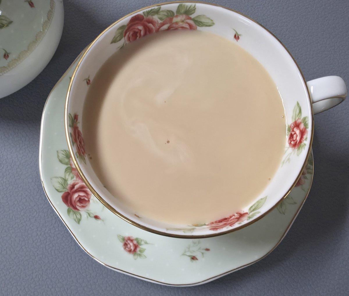 teatimeforlife's tweet photo. #차한잔_티타임
Barry's tea - Gold Blend (밀크티)

시원한 날이 계속되고 있습니다.
따뜻한 밀크티의 계절이에요!

이런 계절에 바로 떠오르는 밀크티용 홍차로 피지팁스, 요크셔레드와 골드 등이 있는데 오늘은 그 중 바리스 티의 골드 블렌드를 골랐습니다.
요크셔 레드와 골드는 국내 쇼핑몰에서 쉽게 구할수 있고, 바리스 티는 아이허브에서 살 수 있어요.
타래로 링크 걸어두겠습니다.
참고로 아일랜드 브랜드 홍차예요.

골드 블렌드는 르완다, 케냐, 아삼(인도) 찻잎으로 만들어진 블렌드인데 CTC 공법으로 만들어져서 진하게 우러나요.
CTC 홍차는 찻잎을 잘게 부수고(Crush), 찢고(Tear), 둥글게 말아(Curl) 가공한 홍차입니다.
그래서 진하게 잘 우러나고 밀크티로도 잘 맞습니다.

5g에 5분 진하게 우려서 기호에 따라 설탕을 넣고 우유까지 넣으면 고소하면서 바디감이 좋은 밀크티가 완성됩니다.
수색까지 진짜 제대로 된 밀크티라는 느낌이예요ㅋㅋㅋ

티팟 하나 가득 우려서 따뜻하게 마시니 기분 좋네요.
오늘도 파이팅입니다🫖