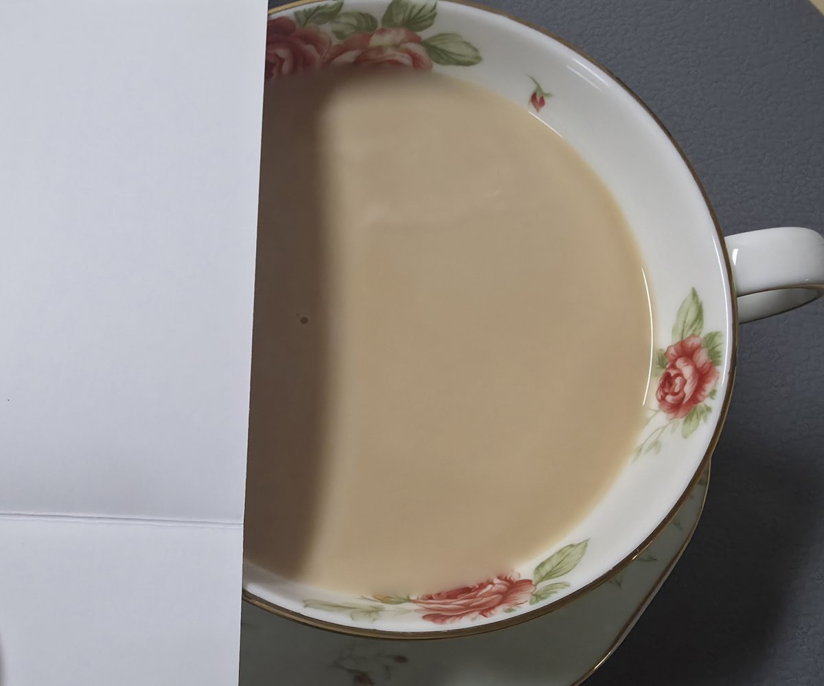 teatimeforlife's tweet photo. #차한잔_티타임
Barry's tea - Gold Blend (밀크티)

시원한 날이 계속되고 있습니다.
따뜻한 밀크티의 계절이에요!

이런 계절에 바로 떠오르는 밀크티용 홍차로 피지팁스, 요크셔레드와 골드 등이 있는데 오늘은 그 중 바리스 티의 골드 블렌드를 골랐습니다.
요크셔 레드와 골드는 국내 쇼핑몰에서 쉽게 구할수 있고, 바리스 티는 아이허브에서 살 수 있어요.
타래로 링크 걸어두겠습니다.
참고로 아일랜드 브랜드 홍차예요.

골드 블렌드는 르완다, 케냐, 아삼(인도) 찻잎으로 만들어진 블렌드인데 CTC 공법으로 만들어져서 진하게 우러나요.
CTC 홍차는 찻잎을 잘게 부수고(Crush), 찢고(Tear), 둥글게 말아(Curl) 가공한 홍차입니다.
그래서 진하게 잘 우러나고 밀크티로도 잘 맞습니다.

5g에 5분 진하게 우려서 기호에 따라 설탕을 넣고 우유까지 넣으면 고소하면서 바디감이 좋은 밀크티가 완성됩니다.
수색까지 진짜 제대로 된 밀크티라는 느낌이예요ㅋㅋㅋ

티팟 하나 가득 우려서 따뜻하게 마시니 기분 좋네요.
오늘도 파이팅입니다🫖