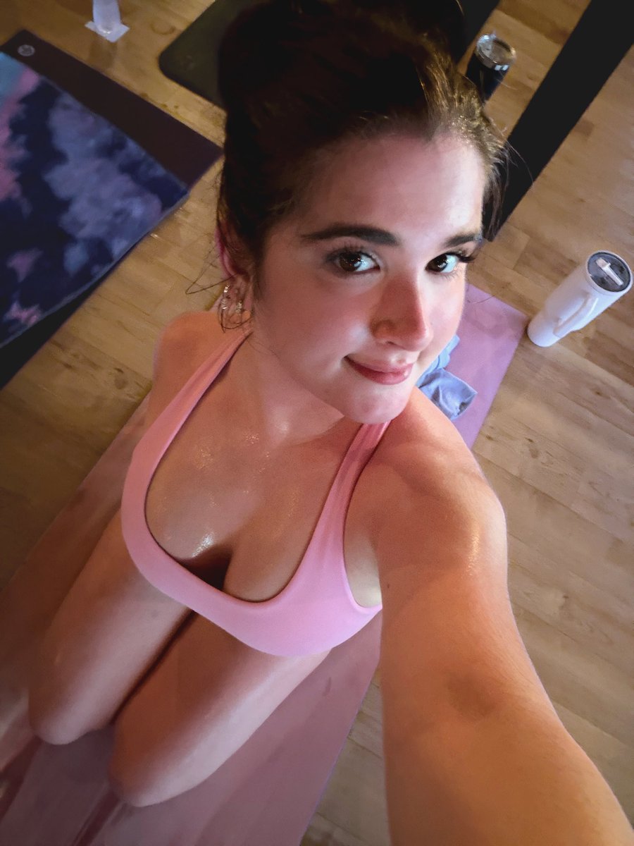 CashDollDomme's tweet photo. does my sweaty brat body trigger you?🎀 https://t.co/Gxi6uk44U0