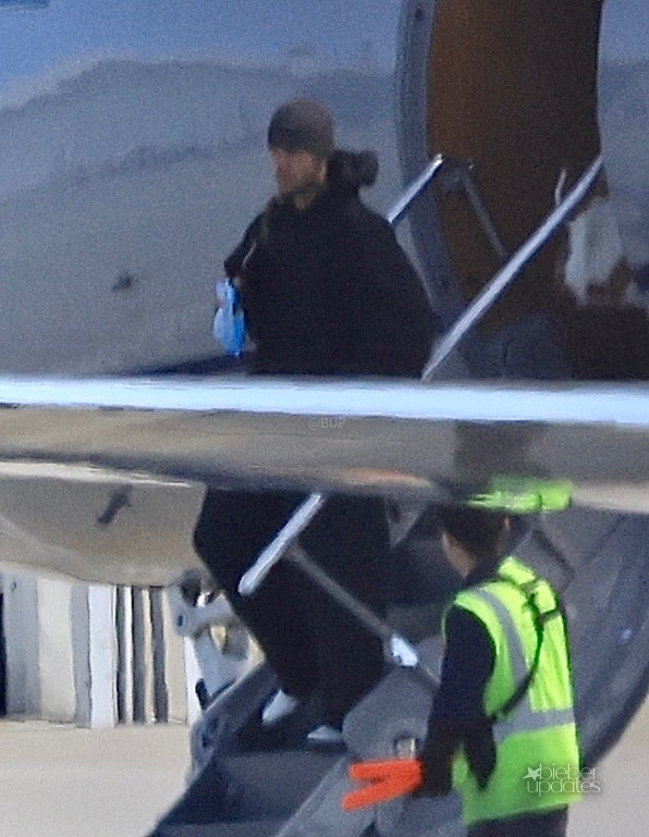 biebsmidias's tweet photo. 16.10 ★ Justin Bieber desembarcando de seu jato particular no Aeroporto de Van Nuys, em Los Angeles.

Confira mais fotos aqui: https://t.co/O4orpMESIl https://t.co/bJMURrSeKw