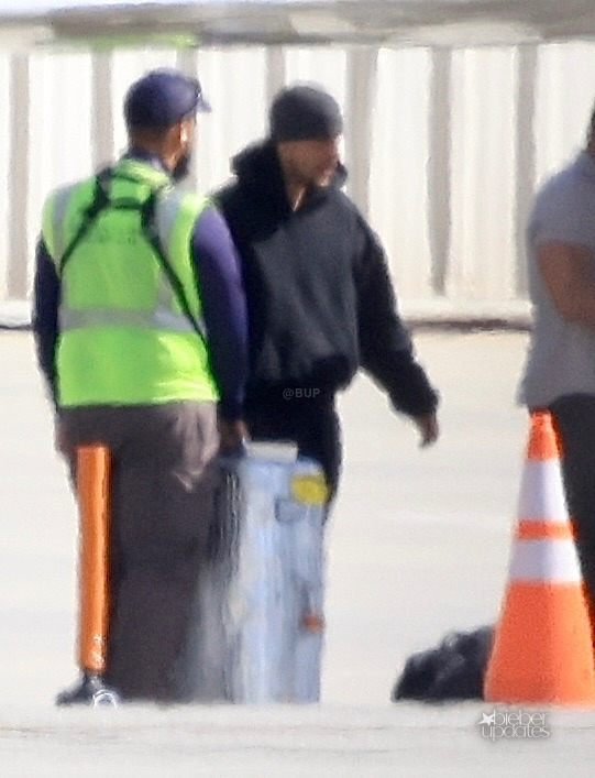 biebsmidias's tweet photo. 16.10 ★ Justin Bieber desembarcando de seu jato particular no Aeroporto de Van Nuys, em Los Angeles.

Confira mais fotos aqui: https://t.co/O4orpMESIl https://t.co/bJMURrSeKw