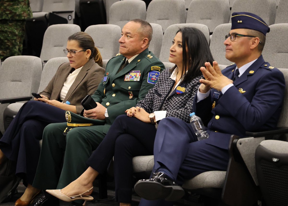MincienciasCo's tweet photo. 🔬🤝 Desde el @MinCienciasco avanzamos en la articulación con el @Mindefensa y las Fuerzas Militares para fortalecer la investigación, la innovación y la transferencia de conocimiento como motores del desarrollo del país.

Esta agenda contempla tres frentes de trabajo. 👇

✅ Acompañar el reconocimiento de los centros de investigación como actores del Sistema de Ciencia, Tecnología e Innovación.

✅ Fortalecer la transferencia de conocimiento hacia otros sectores.

✅ Impulsar retos de innovación que permitan desarrollar y escalar soluciones tecnológicas mediante el trabajo conjunto.

1/2🧵