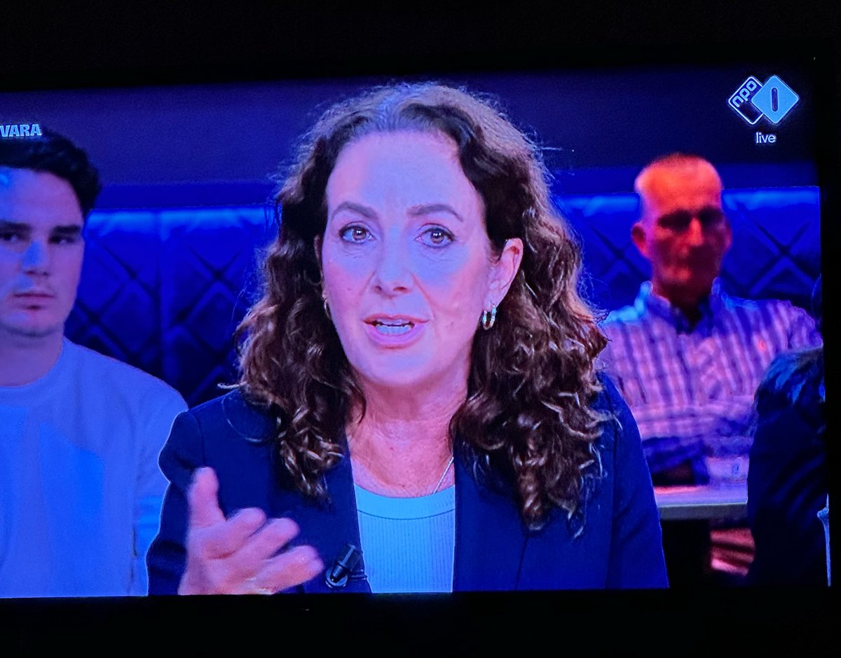 SherminAmiri's tweet photo. Bij @pauwendewit legt Halsema met veel woorden uit waarom ze op 7 oktober niet kon ingrijpen. Maar de wezenlijke vraag blijft onbeantwoord. Handel je als burgemeester uitsluitend naar de letter van de wet, of ook naar de geest ervan? En welke bestuurlijke ruimte benut je dan? https://t.co/O1ipua9Ync