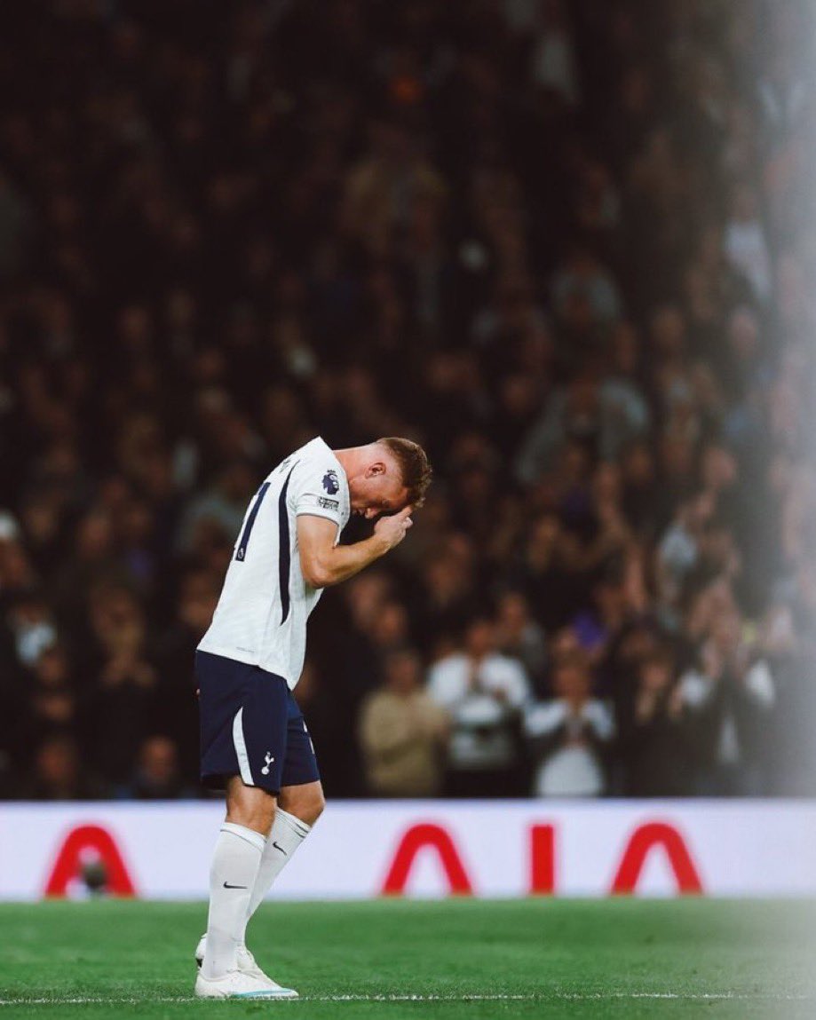 SecretPrem's tweet photo. Knees fixed, now we can climb the table  #THFC https://t.co/sZiQBcutKM