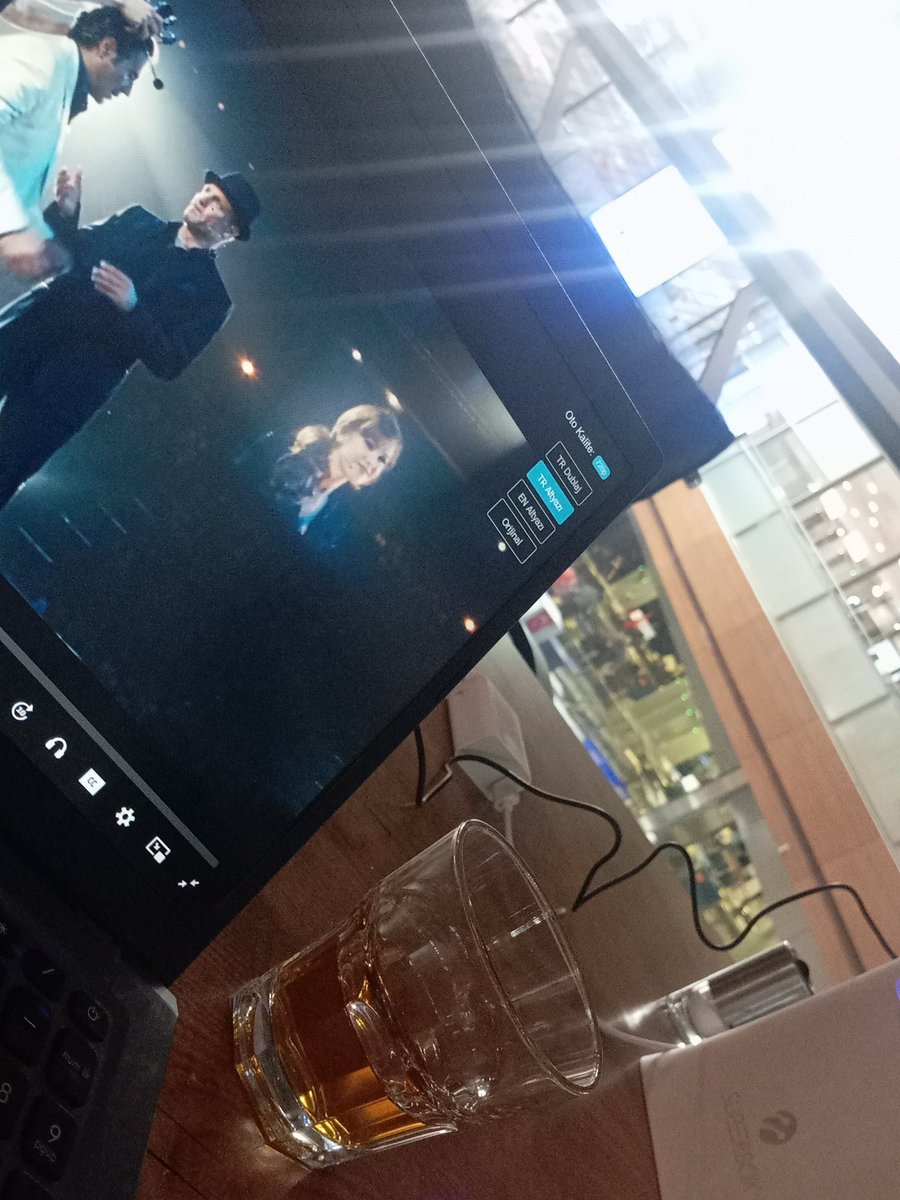 merve_3a's tweet photo. saat 03.00 uçağım var güzel bir dizi önerisi olan varmı sulandiracak?💋 https://t.co/4JmKAAlgPo