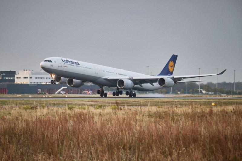Enel_Aire's tweet photo. #Entérate #Lufthansa puso fin a las operaciones comerciales con el #AirbusA340-600, tras la llegada del vuelo #LH419 procedente de Washington D. C. al aeropuerto de Frankfurt, la capital alemana. 

La aeronave, con matrícula D-AIHW, aterrizó después de ocho horas y cinco minutos de vuelo, con 267 pasajeros y 15 integrantes de la tripulación a bordo. Con esta operación concluyó la presencia de este modelo en la flota de la aerolínea, luego de 23 años de servicio.

https://t.co/xdX4oMy2do