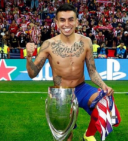 AtletiOnTop's tweet photo. Creo que a nadie le puede caer mal Correa.
Es un ejemplo de vida y superación, el fútbol le salvó.
Su padre murió cuando el tenía 10 años, dos de sus hermanos murieron, uno de ellos se suicidó,cuando fichó por el Atleti tuvo que ser operado del corazón, su madre murió de cáncer en 2023.
Cuando era pequeño iba por la calle pidiendo limosna, no tenían dinero ni para comer, sus amigos la mayoría presos, pero el siempre luchó por su sueño, y sacó a su familia adelante.
Es una gran persona, un luchador y un crack como persona.
Celebraré sus éxitos como si fueran míos.