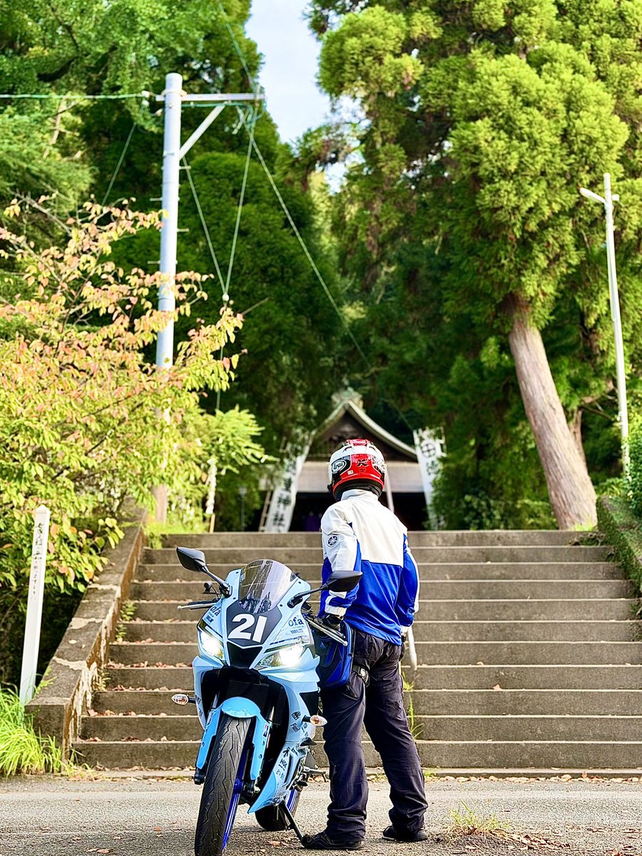 FuurinkazanKei's tweet photo. 島津奔る
… …

鹿児島県日置市 徳重神社
主祭神:島津義弘 公
… …

天下分け目の関ヶ原
西軍につく島津家

だが 薩摩からの援軍は困難な状況

しかし… 5人 10人と
義弘の為に 家臣たちが走り出します

遥か遠く 関ヶ原まで
… …

そして島津は1500人の兵で 布陣！

これだけで… 泣ける 私(涙笑 https://t.co/52bYRXYmgU