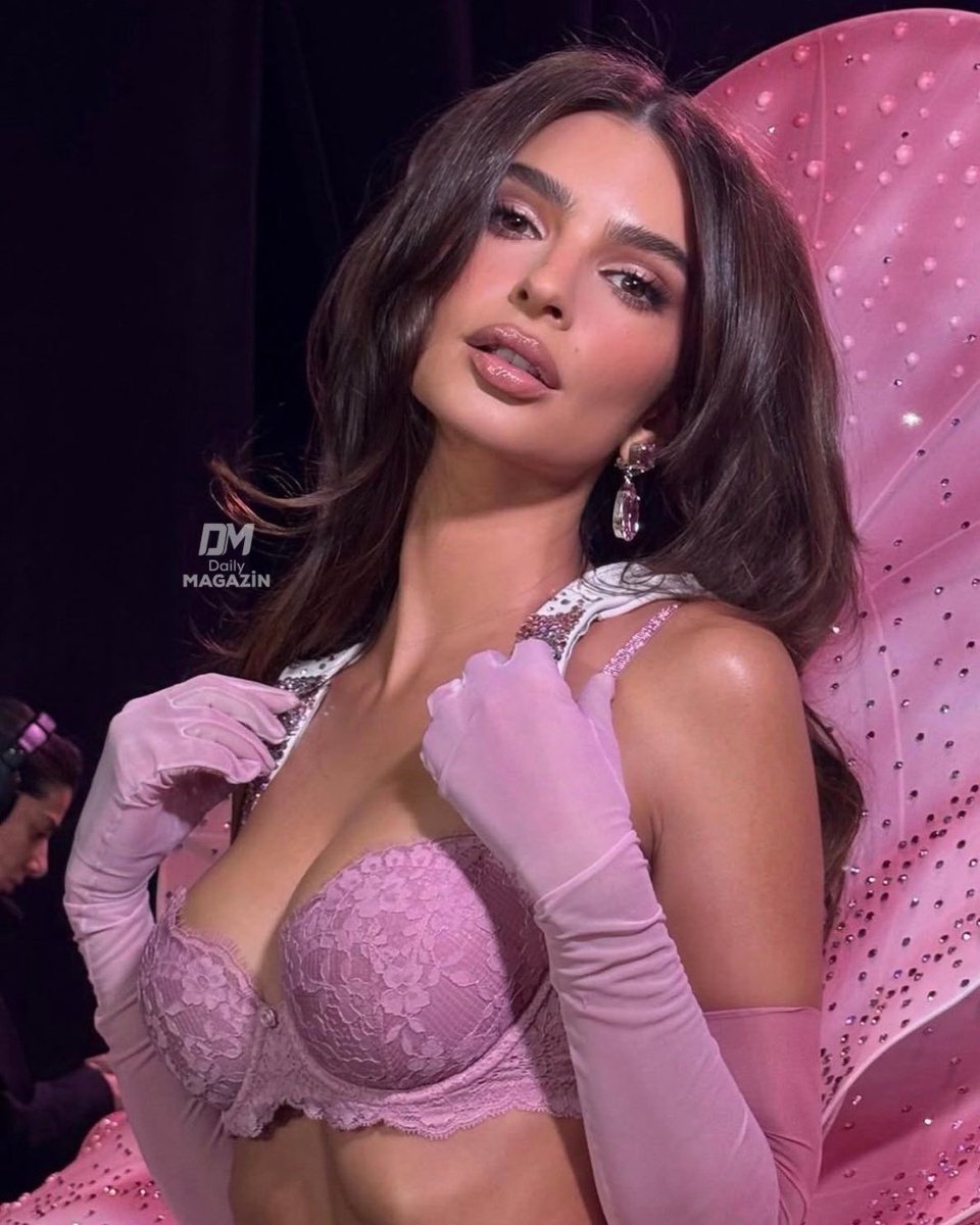daily_magazin's tweet photo. Victoria’s Secret podyumunda bu yıl gözler, büyüleyici güzelliği ve kusursuz fiziğiyle hafızalara kazınan Emily Ratajkowski’yi aradı. https://t.co/Almx1xBu0c