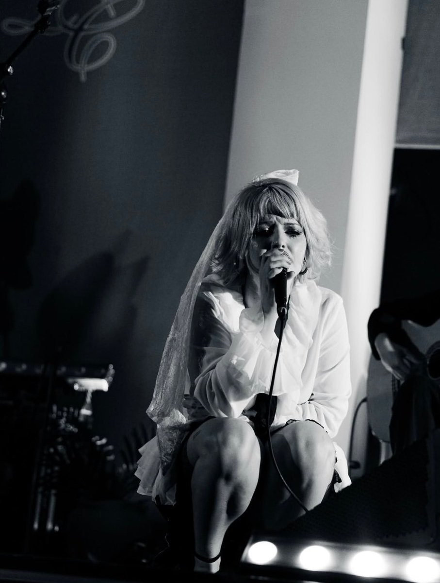 arechenews's tweet photo. Nuevo post de Alba Reche en instagram

“unas bellas fotos de nuestro último concierto en @/resonancias.es, un espacio bello y gente única en el lugar. Los flashes que nos hizo @/mariapol.raw y una charla, que pronto podremos compartiros, junto a @/rosana.corbacho 🖤
gracias a https://t.co/Sy9whOn3UR