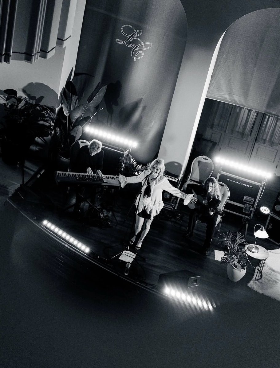 arechenews's tweet photo. Nuevo post de Alba Reche en instagram

“unas bellas fotos de nuestro último concierto en @/resonancias.es, un espacio bello y gente única en el lugar. Los flashes que nos hizo @/mariapol.raw y una charla, que pronto podremos compartiros, junto a @/rosana.corbacho 🖤
gracias a https://t.co/Sy9whOn3UR