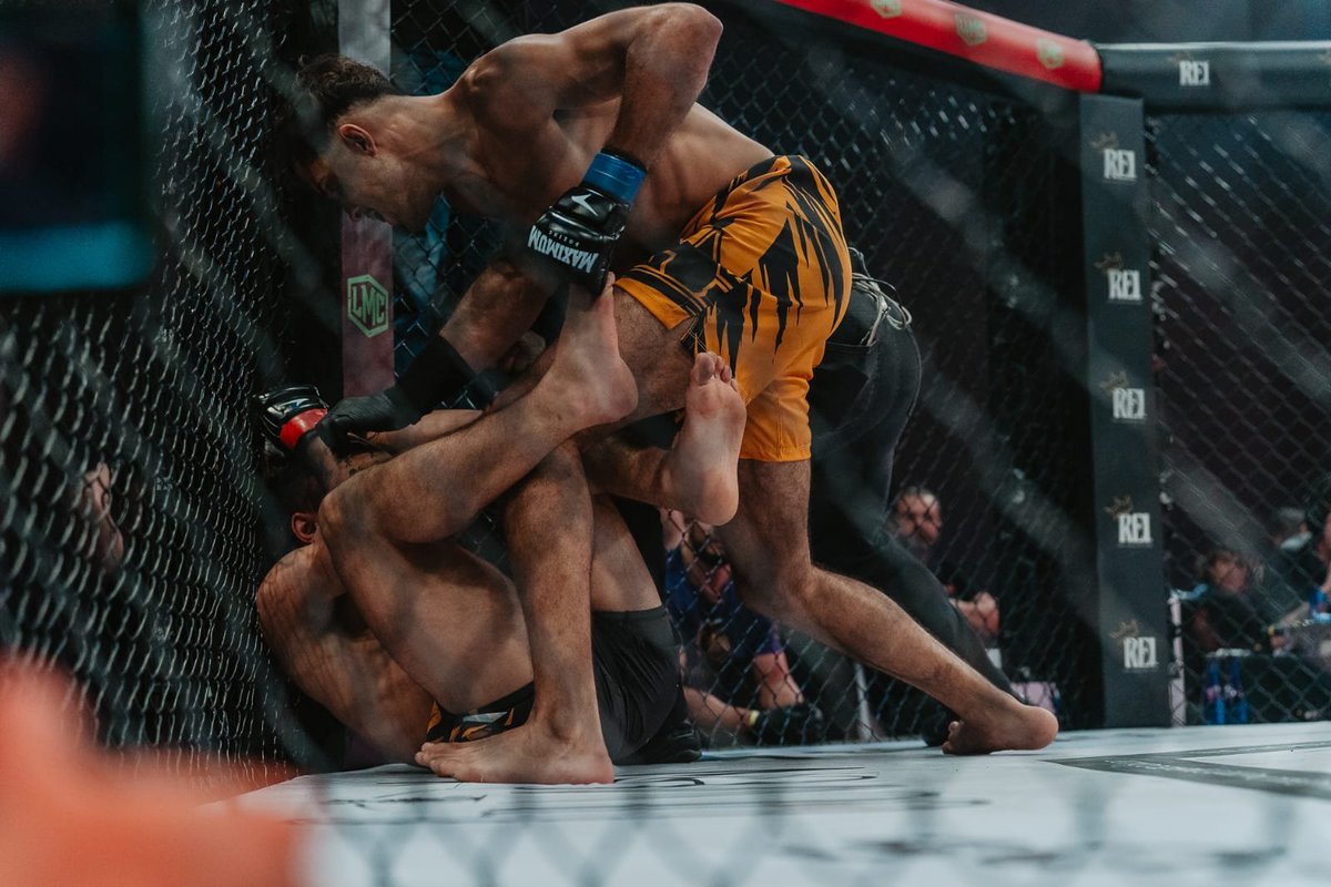 ligamonstroofc's tweet photo. LEVI MORAIS x LUCAS ESCOBAR (CROWN FIGHT)
54 segundos. Levi não deu tempo nem para a Red Zone. Nocaute técnico relâmpago na Crown Fight. #LMC3 #CrownFight https://t.co/H4EbI75mG6
