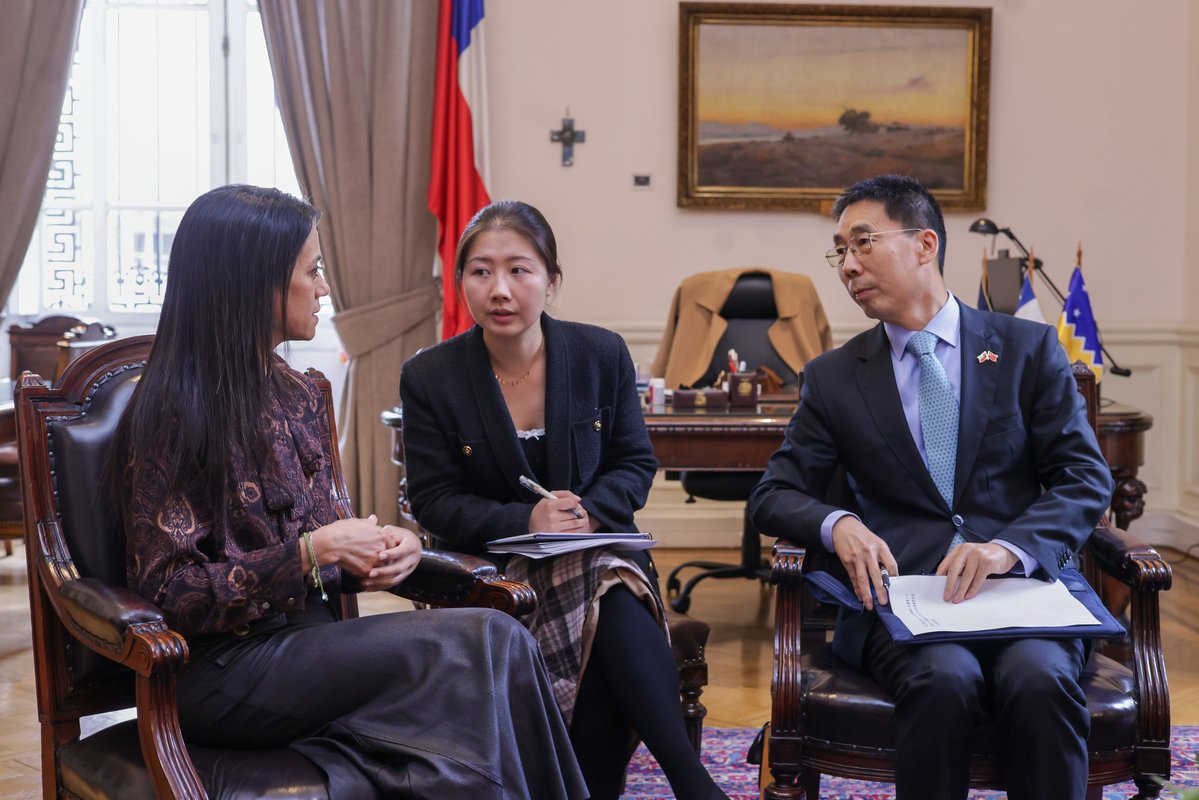 Senado_Chile's tweet photo. 🇨🇱🇨🇳 Visita protocolar del embajador de China

La presidenta del Senado, Paulina Núñez, y el vicepresidente, Iván Moreira, recibieron al embajador de la República Popular China en Chile, Niu Qingbao, en una reunión orientada a profundizar la cooperación y el diálogo entre ambos países.

🌎 Durante el encuentro, las autoridades abordaron oportunidades para seguir fortaleciendo las relaciones bilaterales, que se han desarrollado de manera ininterrumpida por más de 50 años, consolidándose en ámbitos como el comercio, la inversión, la cultura y el intercambio entre ambas naciones.
@paulinanu
@ivanmoreirab
#SenadoChile #ChileChina #DiplomaciaParlamentaria