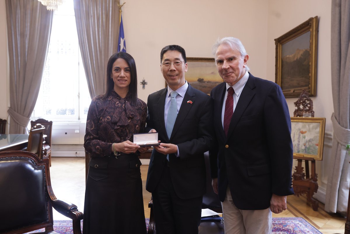 Senado_Chile's tweet photo. 🇨🇱🇨🇳 Visita protocolar del embajador de China

La presidenta del Senado, Paulina Núñez, y el vicepresidente, Iván Moreira, recibieron al embajador de la República Popular China en Chile, Niu Qingbao, en una reunión orientada a profundizar la cooperación y el diálogo entre ambos países.

🌎 Durante el encuentro, las autoridades abordaron oportunidades para seguir fortaleciendo las relaciones bilaterales, que se han desarrollado de manera ininterrumpida por más de 50 años, consolidándose en ámbitos como el comercio, la inversión, la cultura y el intercambio entre ambas naciones.
@paulinanu
@ivanmoreirab
#SenadoChile #ChileChina #DiplomaciaParlamentaria