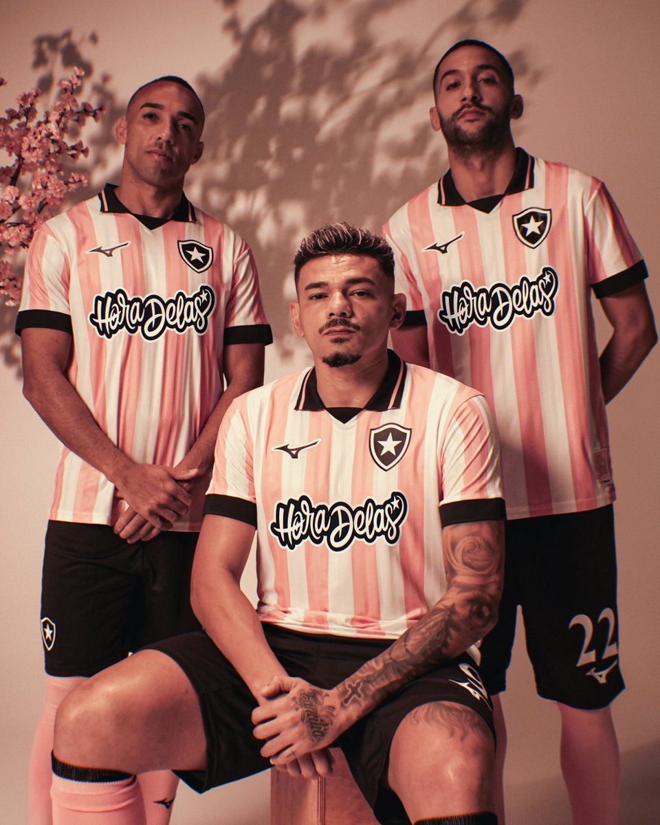 Botafogo's tweet photo. Inspirada na Sakura, a árvore cerejeira símbolo do Japão, a nova Camisa IV do Botafogo traz o rosa para as listras tradicionais em uma peça que reforça a importância do cuidado e da conscientização. 🖤🤍🩷 #BFR #OutubroRosa https://t.co/jQegBrmKfE