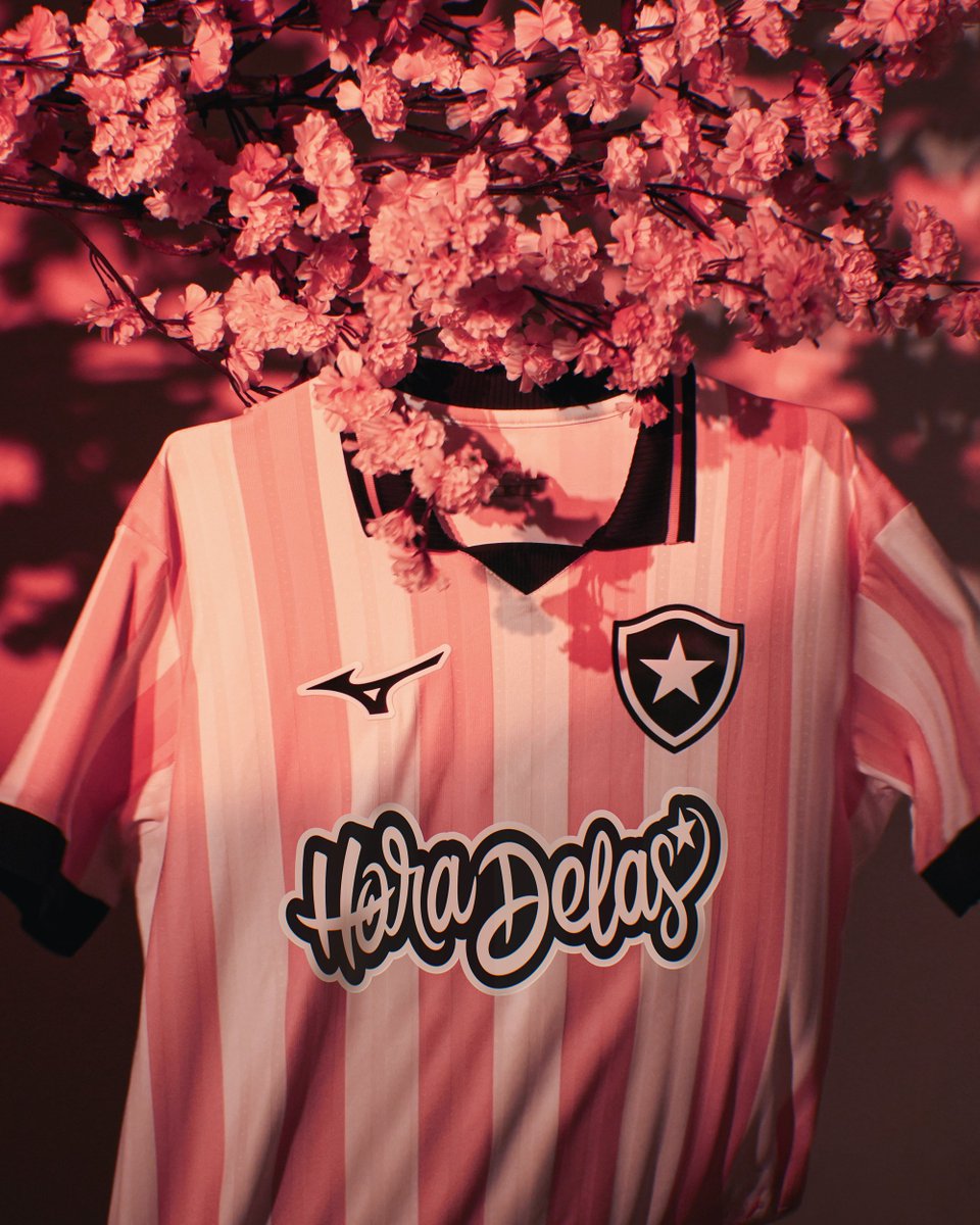 Botafogo's tweet photo. Inspirada na Sakura, a árvore cerejeira símbolo do Japão, a nova Camisa IV do Botafogo traz o rosa para as listras tradicionais em uma peça que reforça a importância do cuidado e da conscientização. 🖤🤍🩷 #BFR #OutubroRosa https://t.co/jQegBrmKfE