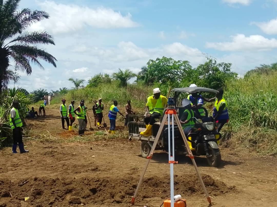 Congo__6's tweet photo. MÉTHODE HIMO : L’URA PASSE À LA DEUXIÈME SÉANCE DES TRAVAUX DE CANTONNAGE MANUEL APRÈS LA FORMATION THÉORIQUE.

Dans le cadre de la mise en pratique des connaissances acquises lors de la formation théorique sur la méthode HIMO (Haute Intensité de Main-d’Œuvre), l’Union pour la Reconstruction d’Afrique (URA) annonce la deuxième séance des travaux de cantonnage manuel.

Cette initiative, portée par l’ingénieur *Audry* *LISEBENI WETE* , directeur général de l’URA, s’inscrit dans une dynamique de promotion de l’emploi des jeunes, de renforcement des compétences professionnelles et de lutte contre le chômage.

Soutenue par Son Excellence @LihauEbua  , Vice-Premier ministre, ministre de la Fonction publique, du Travail et de la Prévoyance sociale, cette démarche vise à offrir à la jeunesse des opportunités concrètes de formation, d’apprentissage et d’insertion professionnelle.

À travers cette action, l’URA entend démontrer que la jeunesse constitue une véritable force pour la reconstruction de l’Afrique et le développement de la République démocratique du Congo.

Par ailleurs, l’entreprise promet de mettre progressivement sur le terrain d’autres travaux professionnels susceptibles de permettre aux jeunes d’acquérir de l’expérience, de développer leurs compétences et de devenir financièrement autonomes.

A noter qu'ura travaille en partenariat avec la mairie de Lisala.

 Glody MASELE DONGO communicateur.