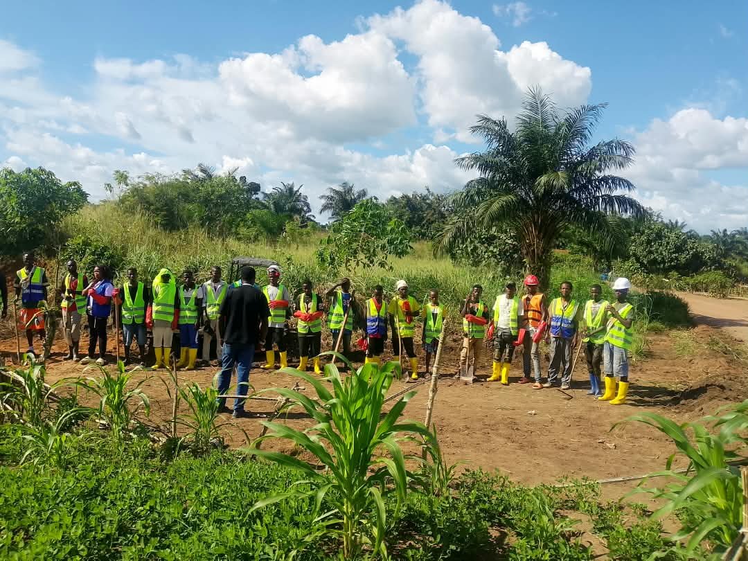 Congo__6's tweet photo. MÉTHODE HIMO : L’URA PASSE À LA DEUXIÈME SÉANCE DES TRAVAUX DE CANTONNAGE MANUEL APRÈS LA FORMATION THÉORIQUE.

Dans le cadre de la mise en pratique des connaissances acquises lors de la formation théorique sur la méthode HIMO (Haute Intensité de Main-d’Œuvre), l’Union pour la Reconstruction d’Afrique (URA) annonce la deuxième séance des travaux de cantonnage manuel.

Cette initiative, portée par l’ingénieur *Audry* *LISEBENI WETE* , directeur général de l’URA, s’inscrit dans une dynamique de promotion de l’emploi des jeunes, de renforcement des compétences professionnelles et de lutte contre le chômage.

Soutenue par Son Excellence @LihauEbua  , Vice-Premier ministre, ministre de la Fonction publique, du Travail et de la Prévoyance sociale, cette démarche vise à offrir à la jeunesse des opportunités concrètes de formation, d’apprentissage et d’insertion professionnelle.

À travers cette action, l’URA entend démontrer que la jeunesse constitue une véritable force pour la reconstruction de l’Afrique et le développement de la République démocratique du Congo.

Par ailleurs, l’entreprise promet de mettre progressivement sur le terrain d’autres travaux professionnels susceptibles de permettre aux jeunes d’acquérir de l’expérience, de développer leurs compétences et de devenir financièrement autonomes.

A noter qu'ura travaille en partenariat avec la mairie de Lisala.

 Glody MASELE DONGO communicateur.