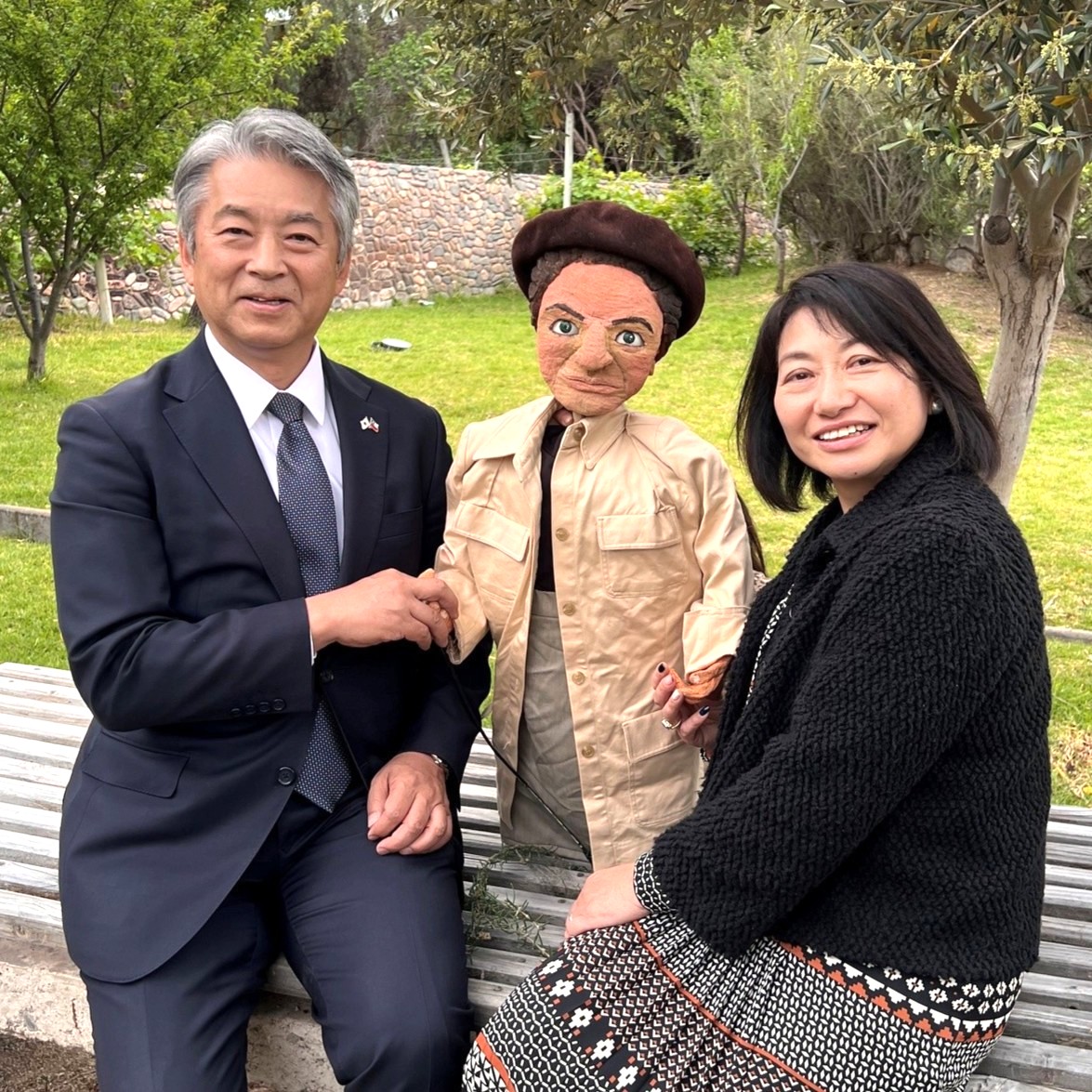 JapanEmb_Chile's tweet photo. 📚🇨🇱En su visita a Vicuña el Emb. SONE y su esposa visitaron el Museo Gabriela Mistral🏛️Junto al Director Martinovic y conocieron el gran legado de la Premio Nobel
🎭Por sorpresa se encontraron con la mismísima #GabrielaMistral, personificada en un títere de la compañía La Boda😊 https://t.co/VXVusLBHW6