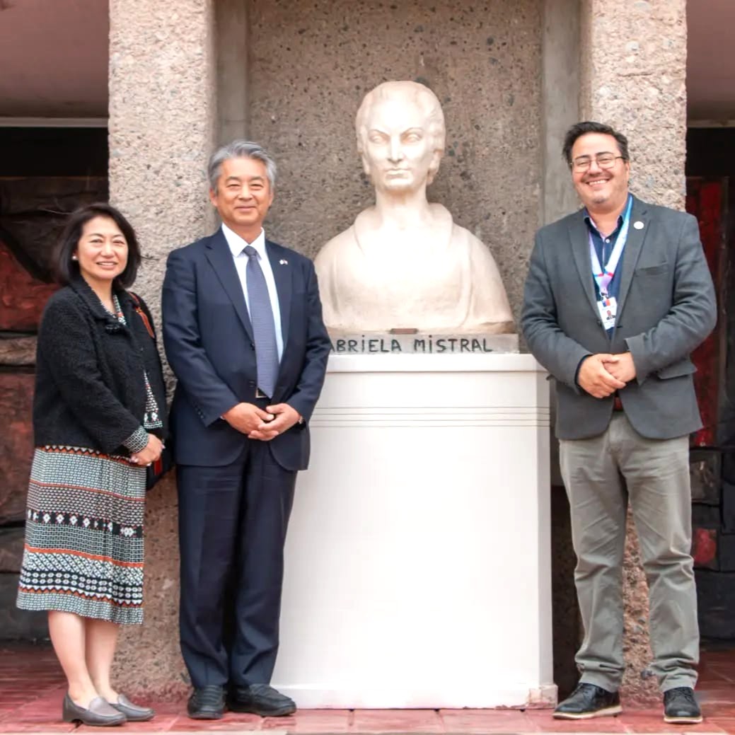 JapanEmb_Chile's tweet photo. 📚🇨🇱En su visita a Vicuña el Emb. SONE y su esposa visitaron el Museo Gabriela Mistral🏛️Junto al Director Martinovic y conocieron el gran legado de la Premio Nobel
🎭Por sorpresa se encontraron con la mismísima #GabrielaMistral, personificada en un títere de la compañía La Boda😊 https://t.co/VXVusLBHW6