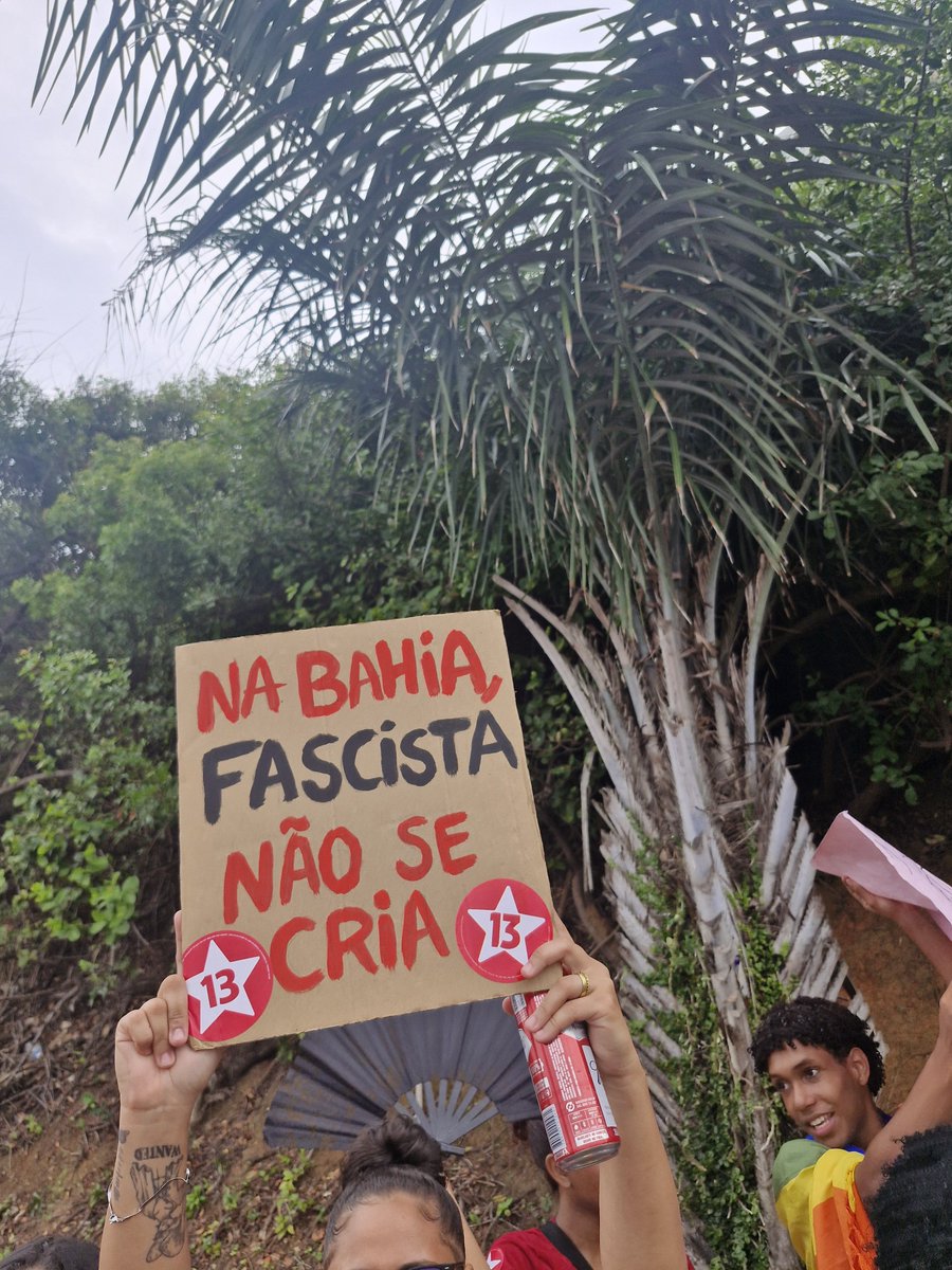 leehcerqueiraa's tweet photo. AQUI É  BAHIA, E NA BANHIA FASCISA NÃO SE CRIA. 
#AbreOSigiloFlavio 
#AtoPelaDemocracia https://t.co/xeXJzPizwT