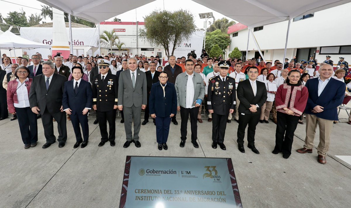 rosaicela_'s tweet photo. En el 33 aniversario del @INAMI_mx reconocimos la vocación de servicio y trabajo permanente de su personal en la aplicación de la política migratoria del @GobiernoMX, que privilegia el trato digno, con pleno respeto a los derechos humanos. Agradecemos a @PBPSALUD la donación de 10 ambulancias al Instituto, las cuales fortalecerán la capacidad de respuesta ante situaciones que requieran asistencia médica. 🇲🇽 @Claudiashein @SergioSalomonC @CarlosVaz89 @xade_mm @DanielAceves84 @romanolete @ALEIDAALAVEZ @SSalud_mx @DKershenobich @SEMAR_mx @GN_MEXICO_