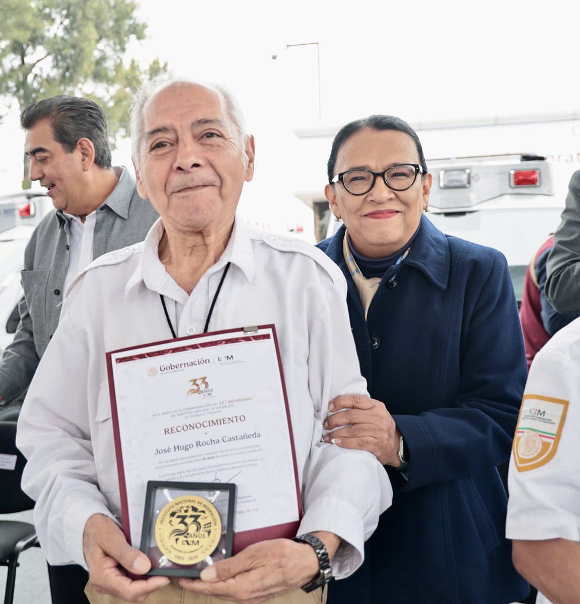 rosaicela_'s tweet photo. En el 33 aniversario del @INAMI_mx reconocimos la vocación de servicio y trabajo permanente de su personal en la aplicación de la política migratoria del @GobiernoMX, que privilegia el trato digno, con pleno respeto a los derechos humanos. Agradecemos a @PBPSALUD la donación de 10 ambulancias al Instituto, las cuales fortalecerán la capacidad de respuesta ante situaciones que requieran asistencia médica. 🇲🇽 @Claudiashein @SergioSalomonC @CarlosVaz89 @xade_mm @DanielAceves84 @romanolete @ALEIDAALAVEZ @SSalud_mx @DKershenobich @SEMAR_mx @GN_MEXICO_